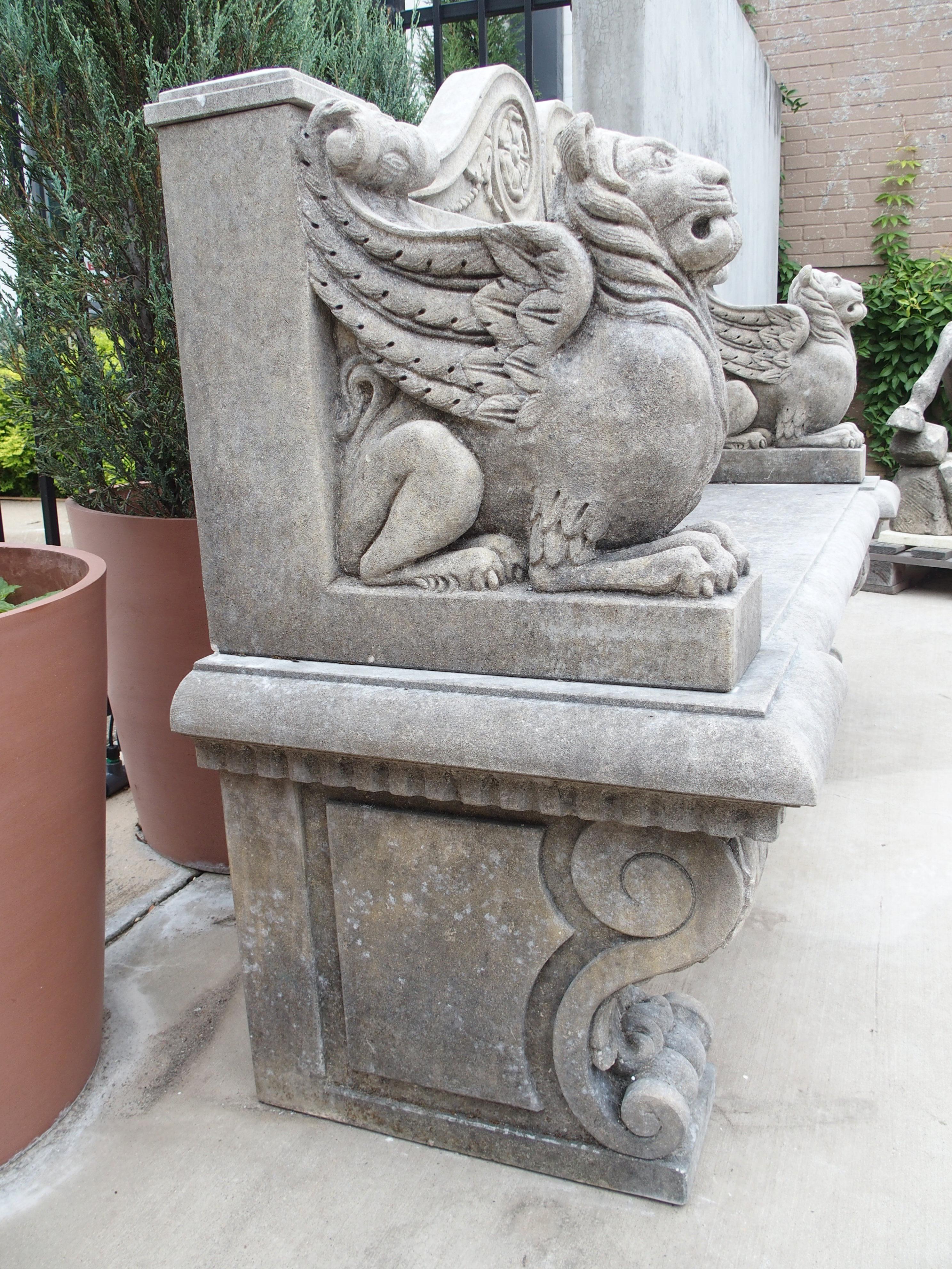 Banco de jardín de piedra caliza tallada con flor de lis y grifo de Florencia, Italia en Bueno estado para la venta en Dallas, TX