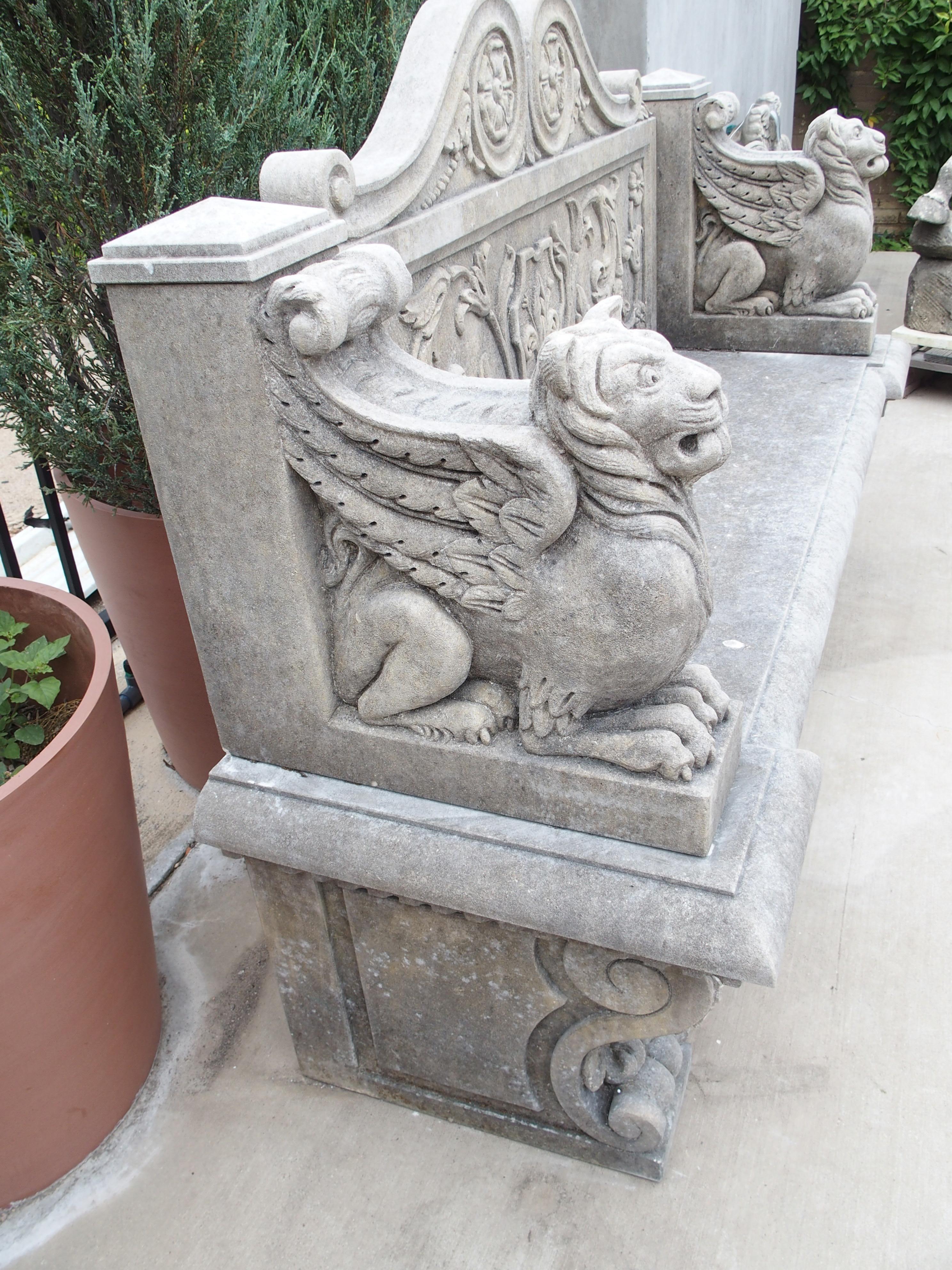 Banco de jardín de piedra caliza tallada con flor de lis y grifo de Florencia, Italia Siglo XXI y contemporáneo en venta