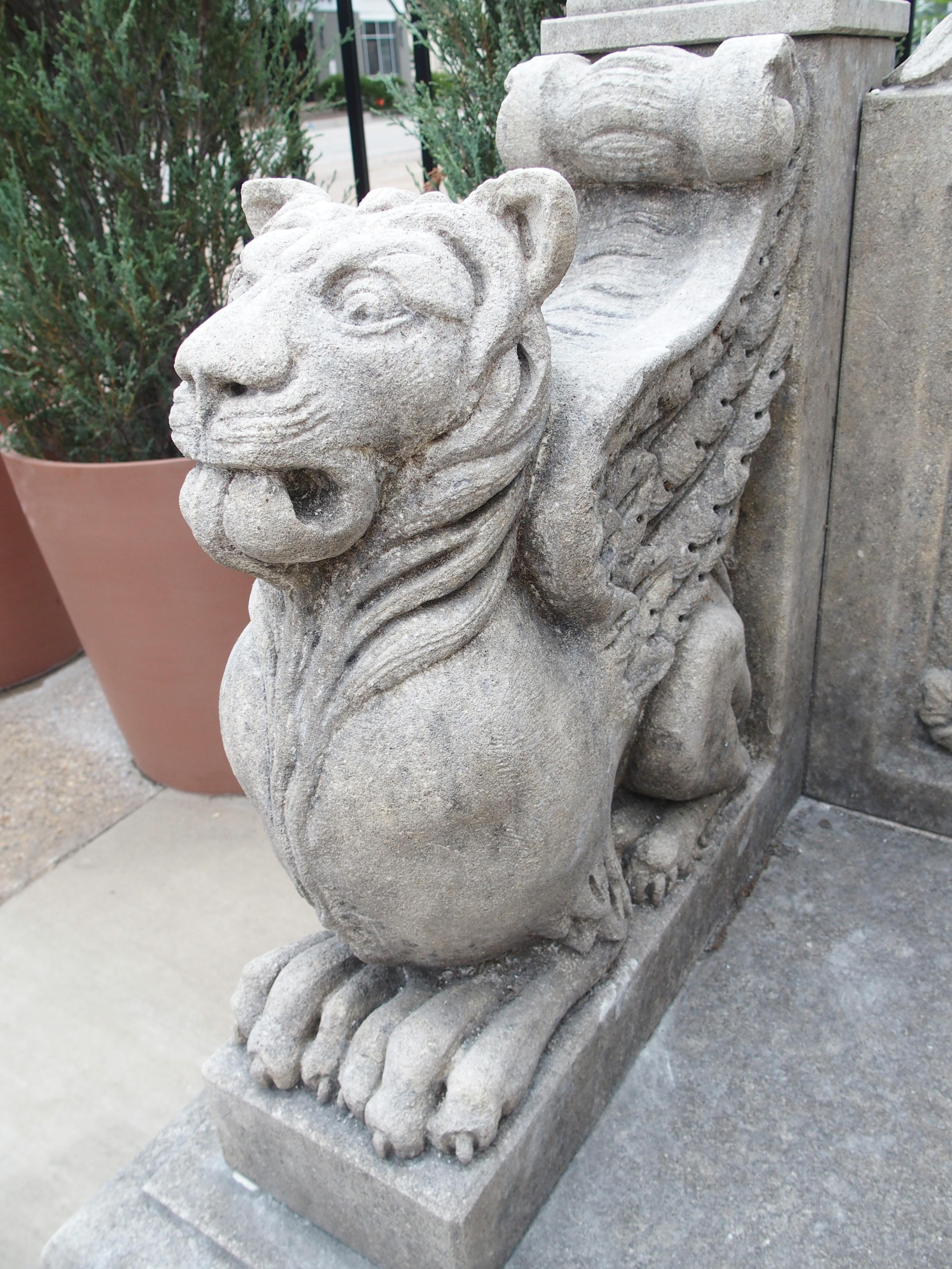 Banco de jardín de piedra caliza tallada con flor de lis y grifo de Florencia, Italia en venta 1