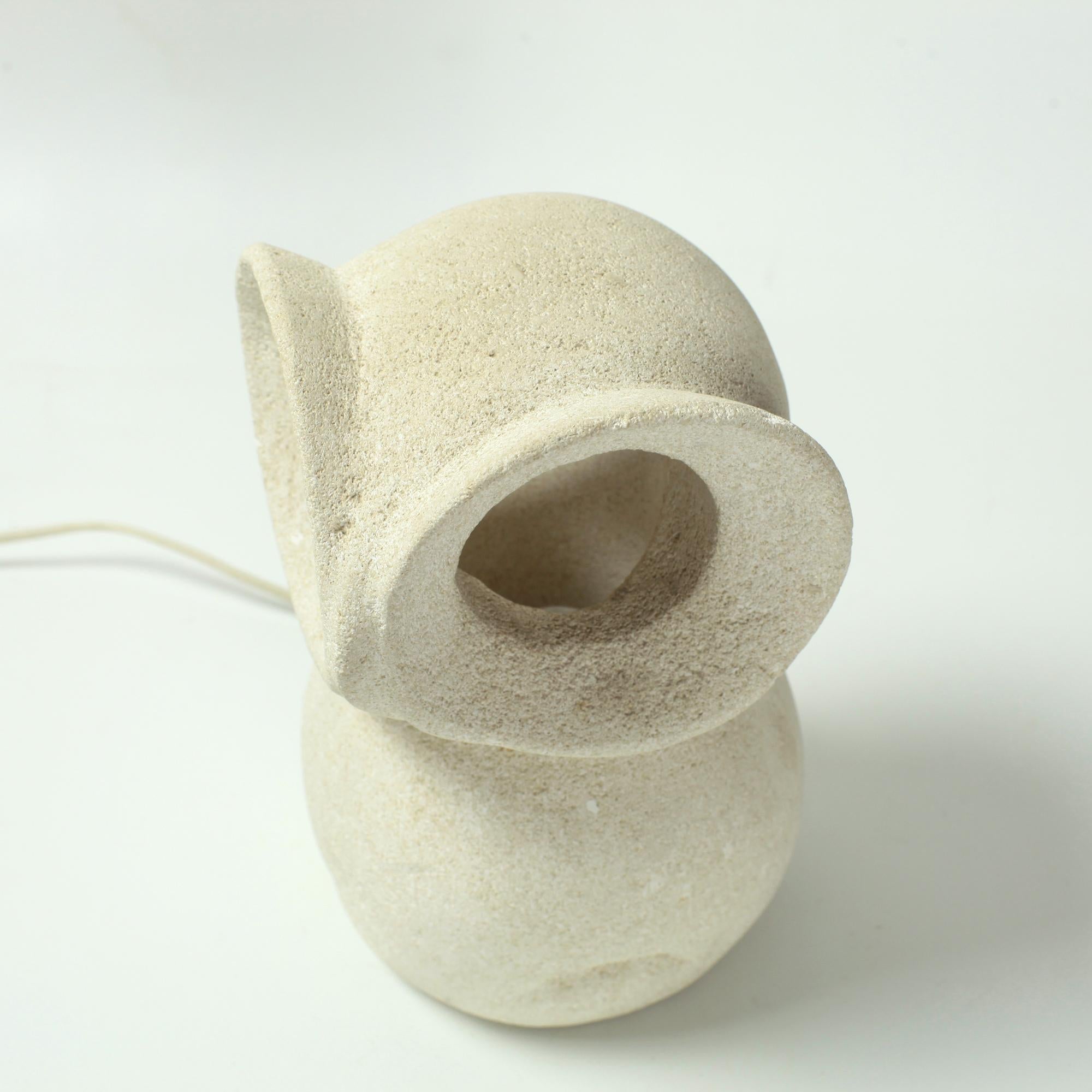 Lampe hibou en pierre calcaire sculptée France 1970 en vente 7
