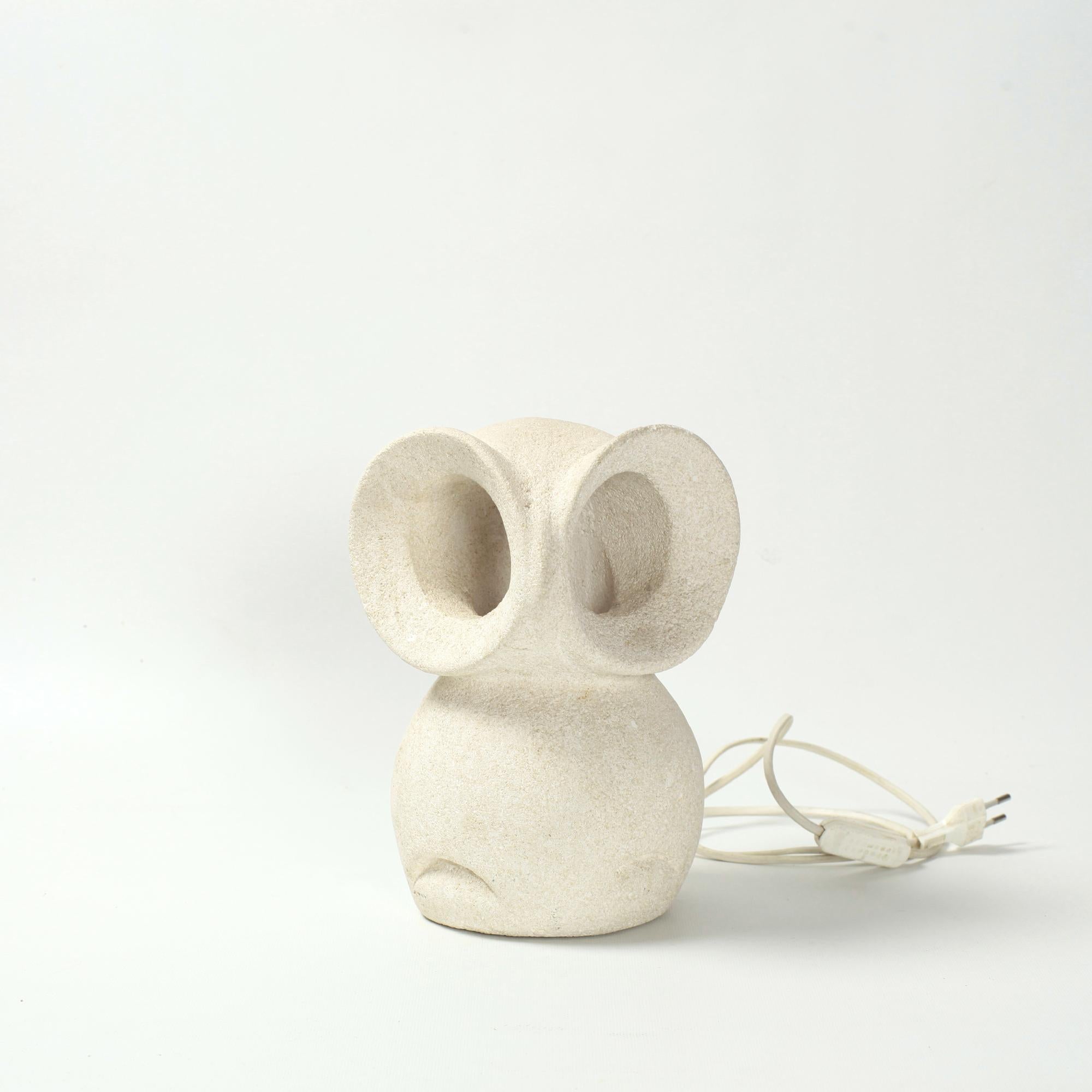 Lampe zoomorphe représentant un hibou. Pierre calcaire massive sculptée France 1970

