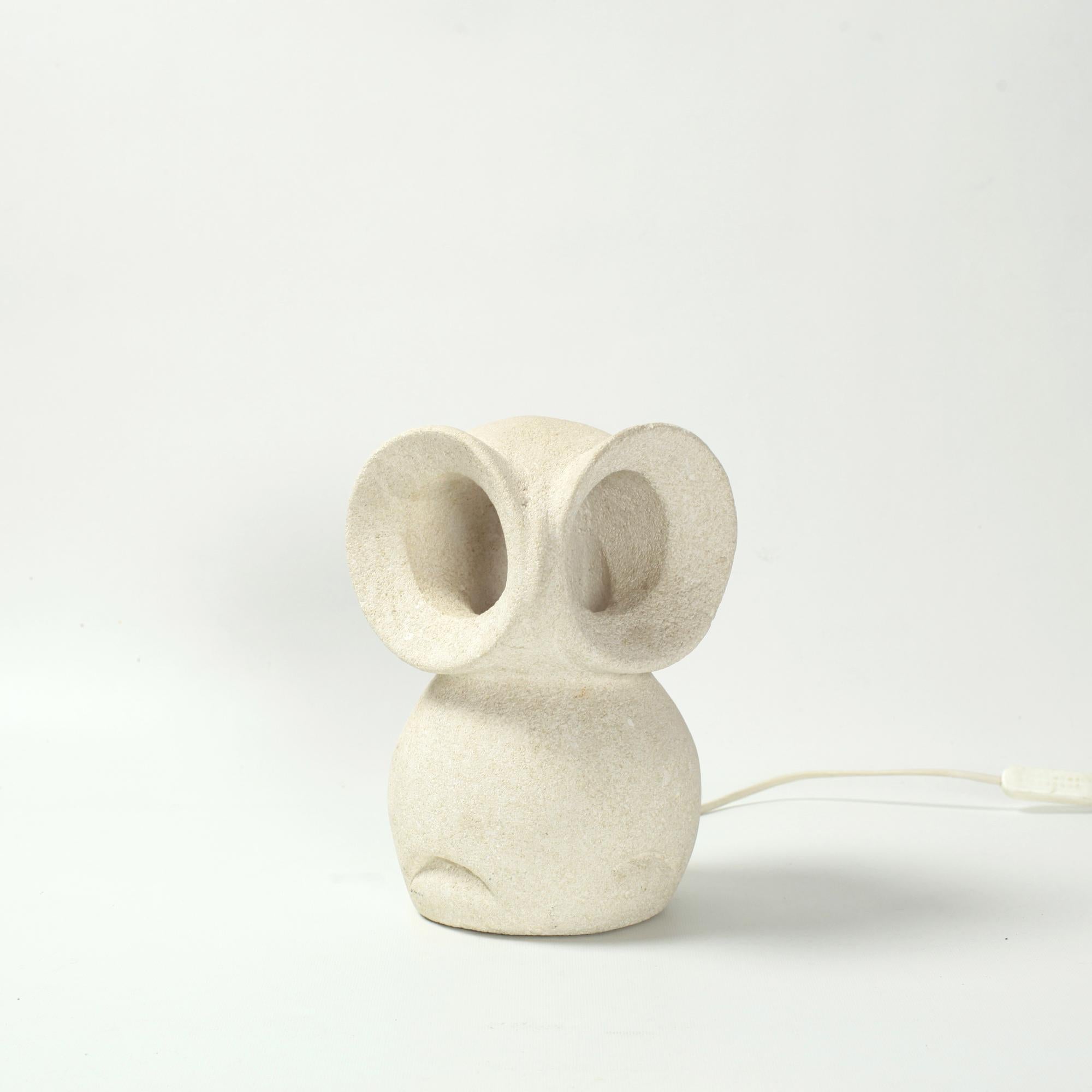 Mid-Century Modern Lampe hibou en pierre calcaire sculptée France 1970 en vente