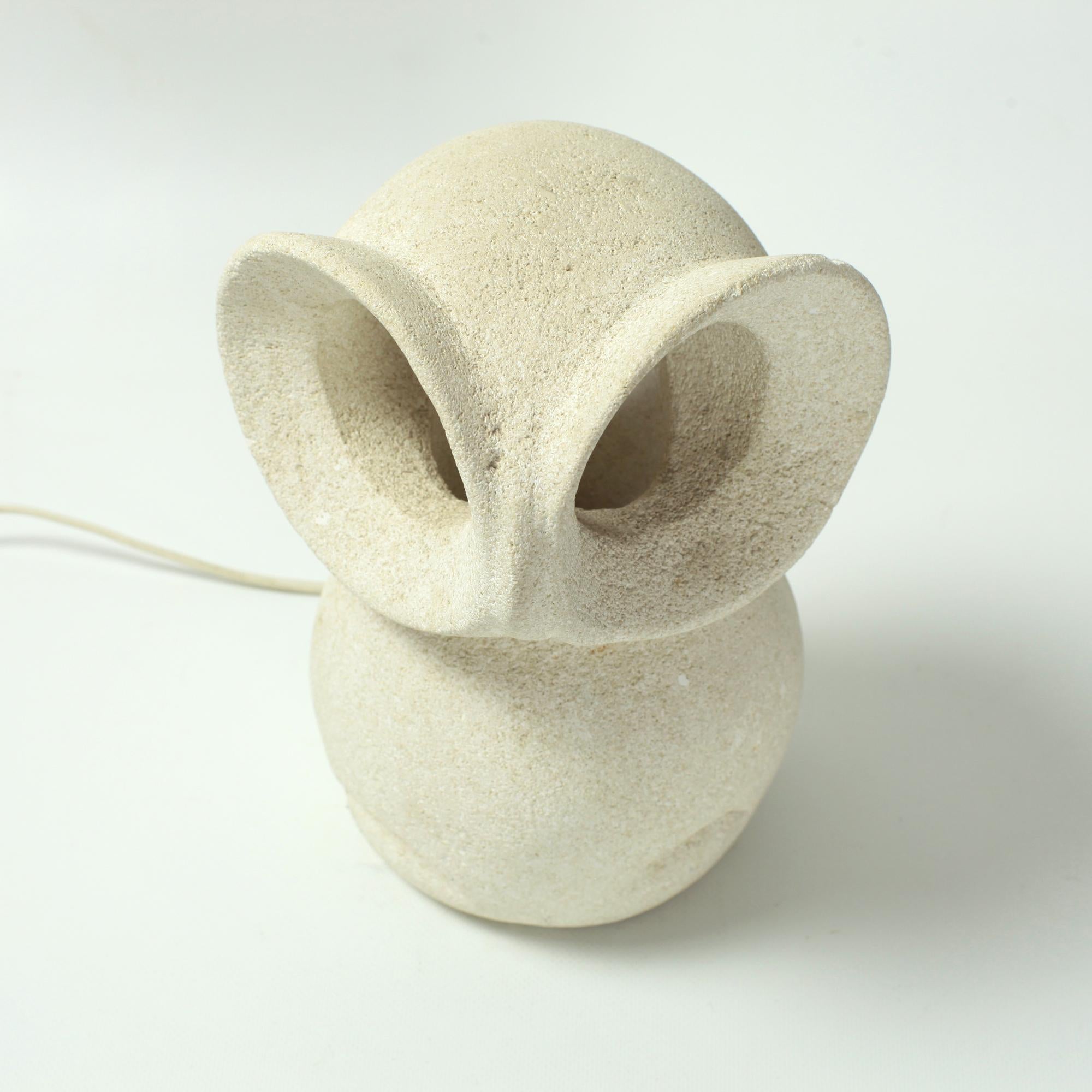 Sculpté à la main Lampe hibou en pierre calcaire sculptée France 1970 en vente