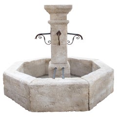 Fontaine de village en pierre calcaire sculptée de Provence:: France