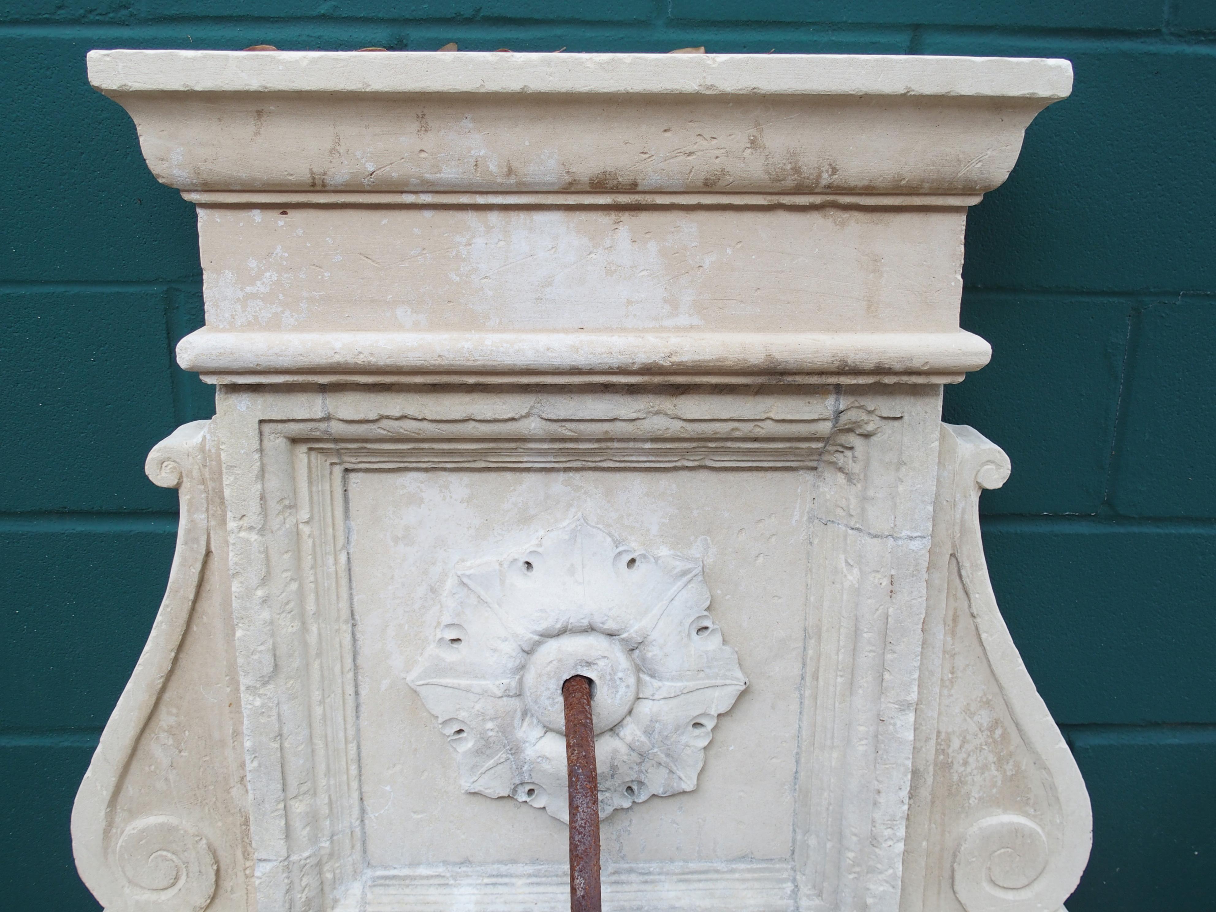 Fontana da parete in pietra calcarea intagliata di Lecce, Italia meridionale 4