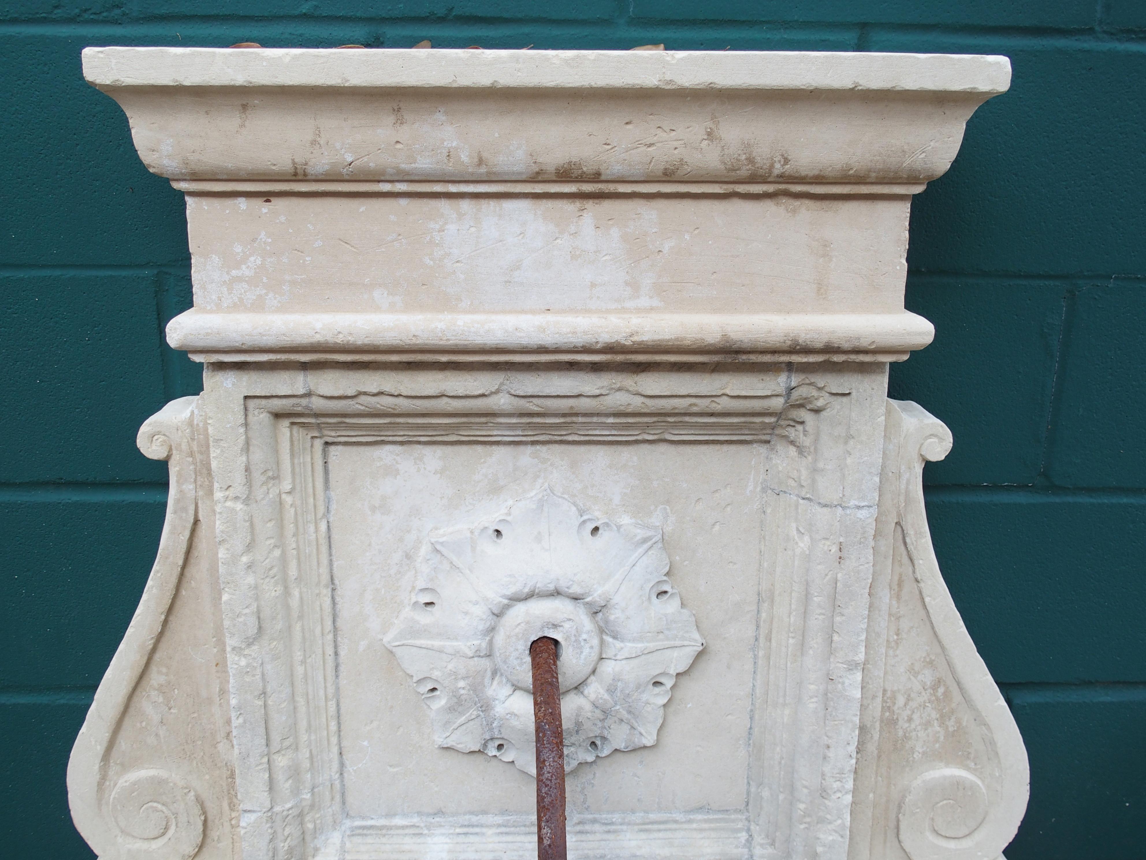 Fontaine murale en pierre calcaire sculptée de Lecce, Italie du Sud 4