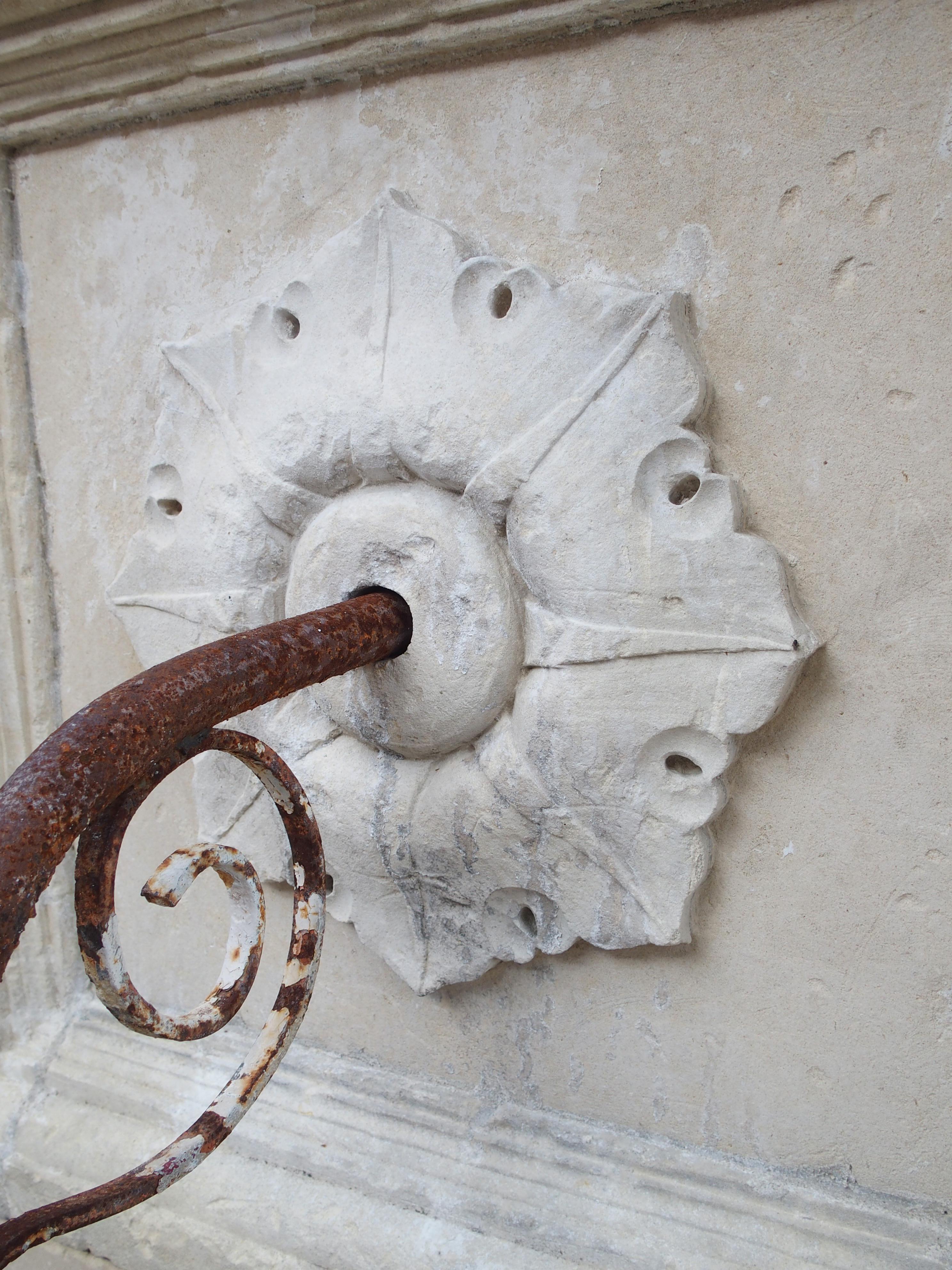 Wandbrunnen aus geschnitztem Kalkstein aus Lecce, Süditalien im Angebot 5
