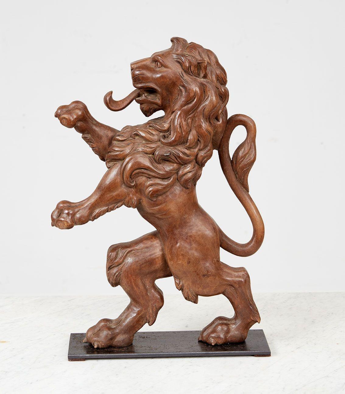 Intaglio di un temibile leone in posizione rampante, la cosiddetta 