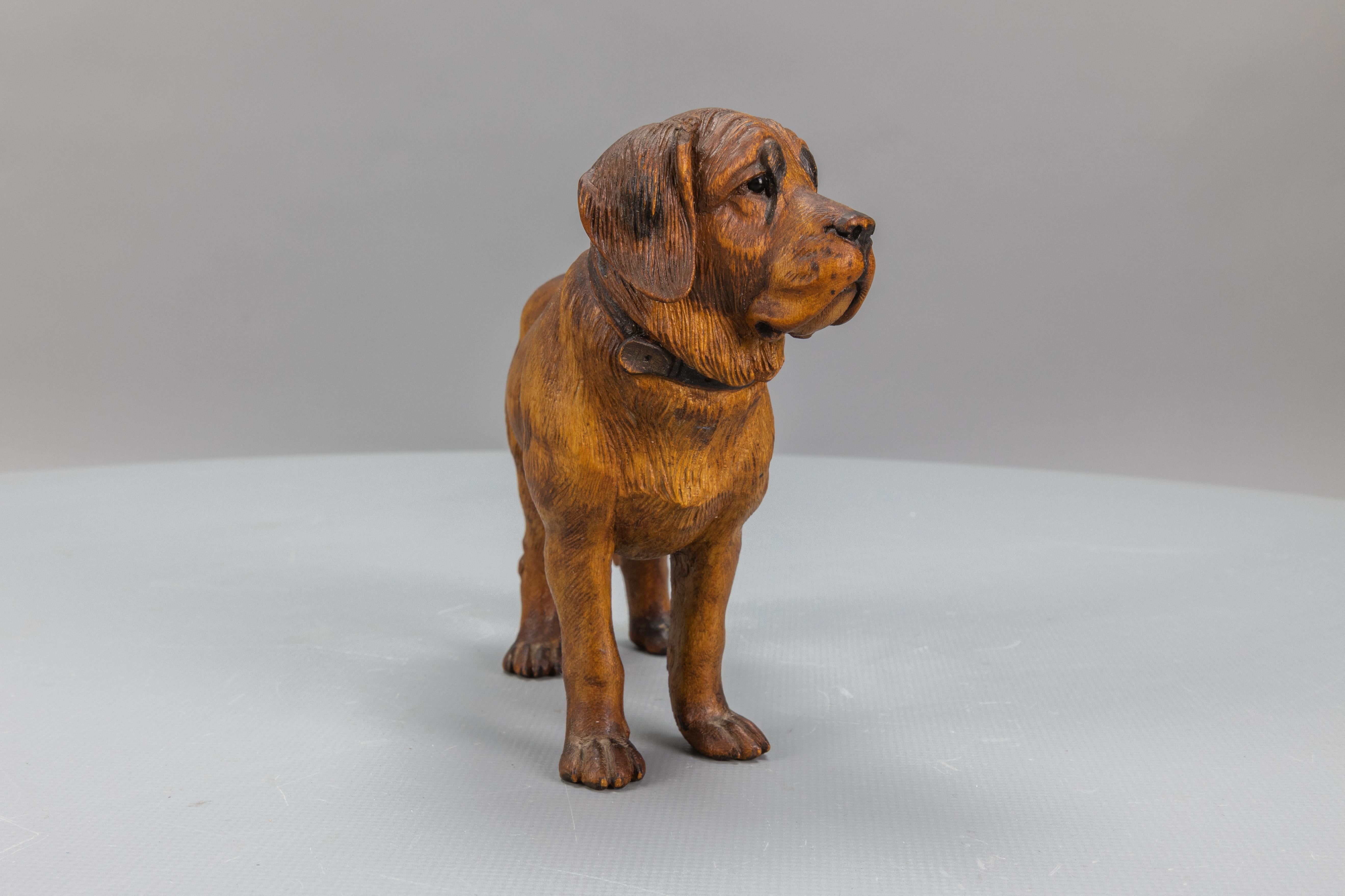 Carved Linden Wood Sculpture of a St. Bernard Dog In Good Condition In Barntrup, DE