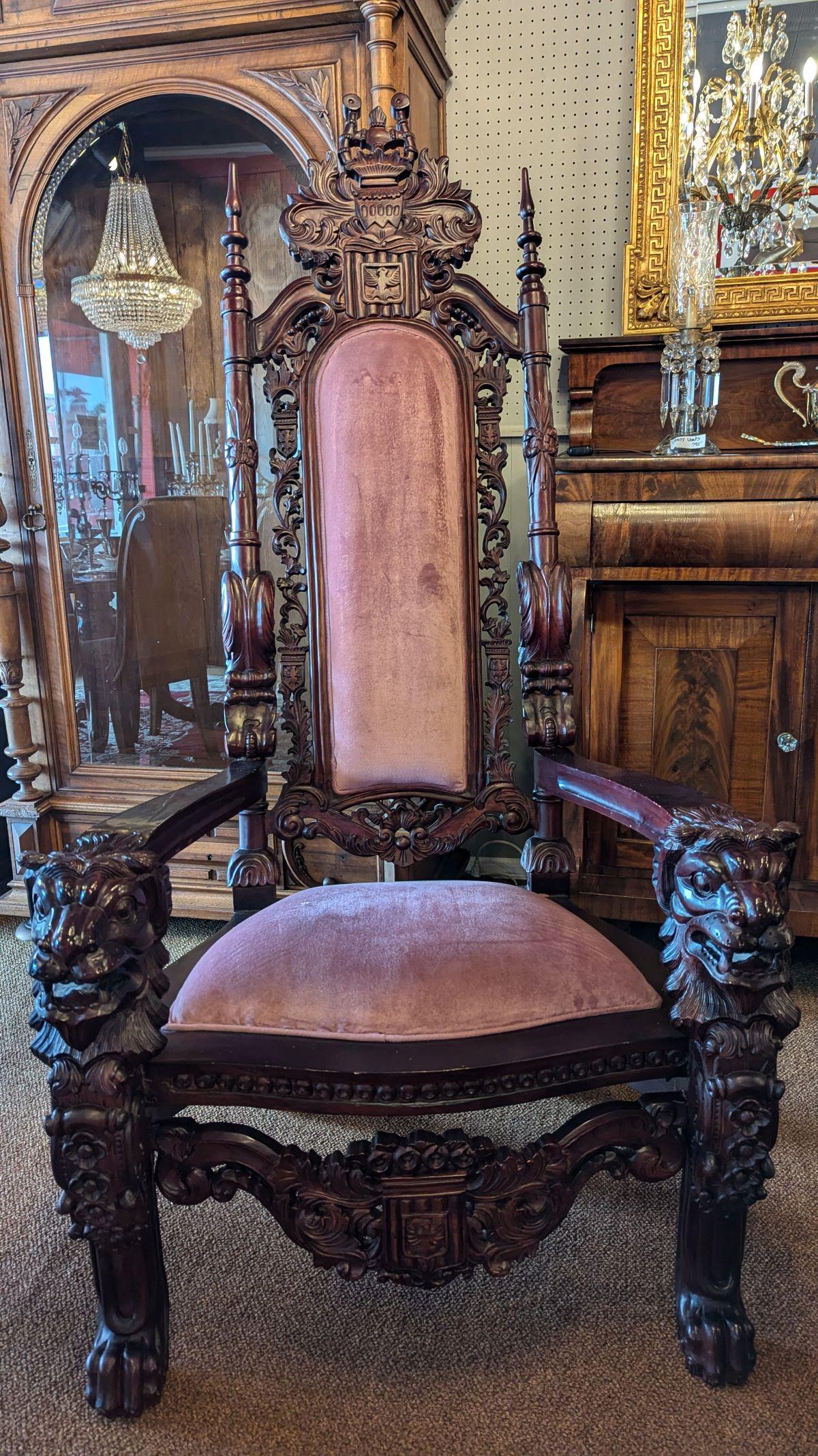 Monumentaler, hoch geschnitzter Thronsessel aus Mahagoni mit pflaumenfarbener Samtpolsterung.  Man kann sie überall finden, und ich habe schon einige gesehen, aber dies ist ein älteres Exemplar, das die neueren bei weitem in den Schatten stellt