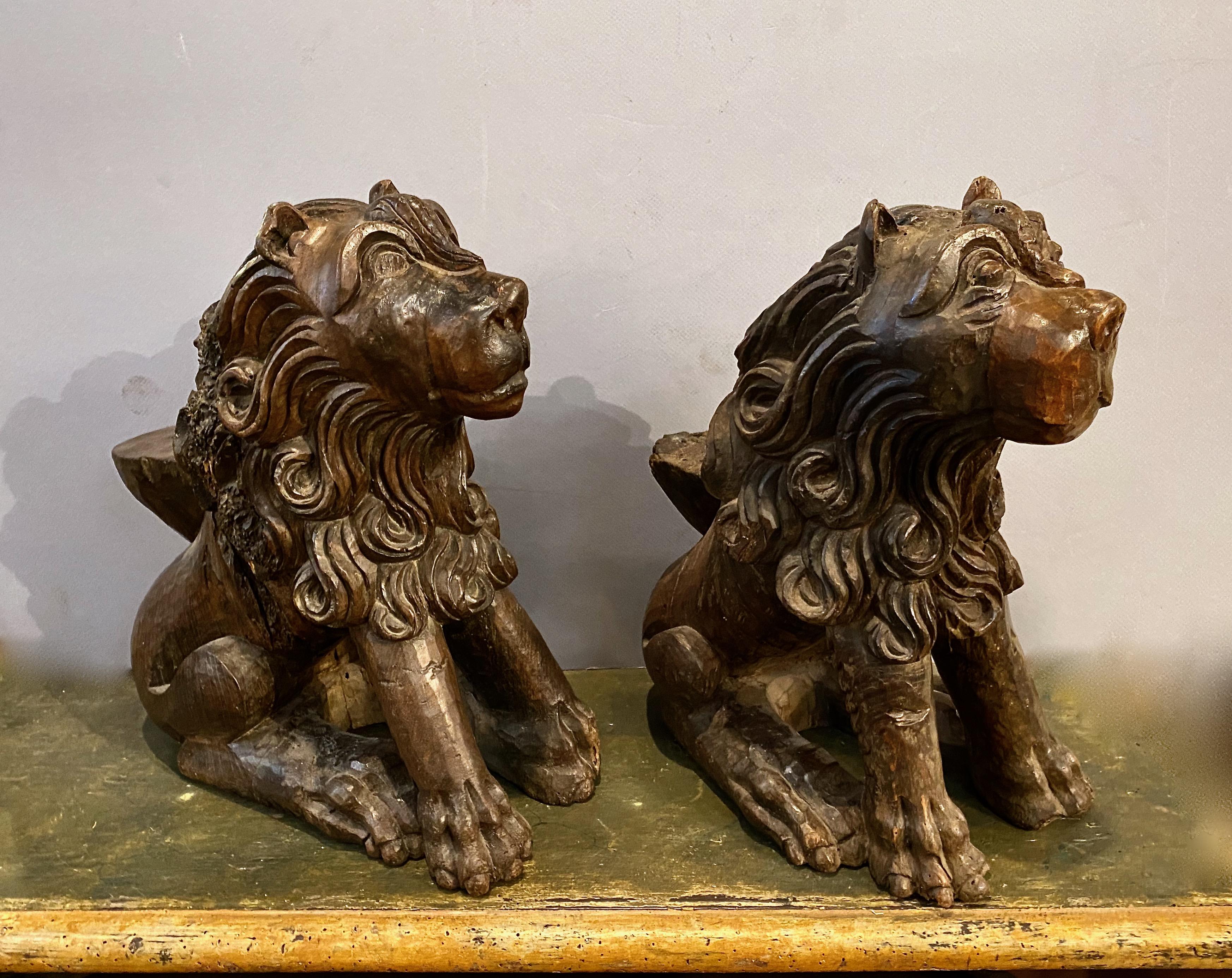 Geschnitzte Löwen (Holz) im Angebot