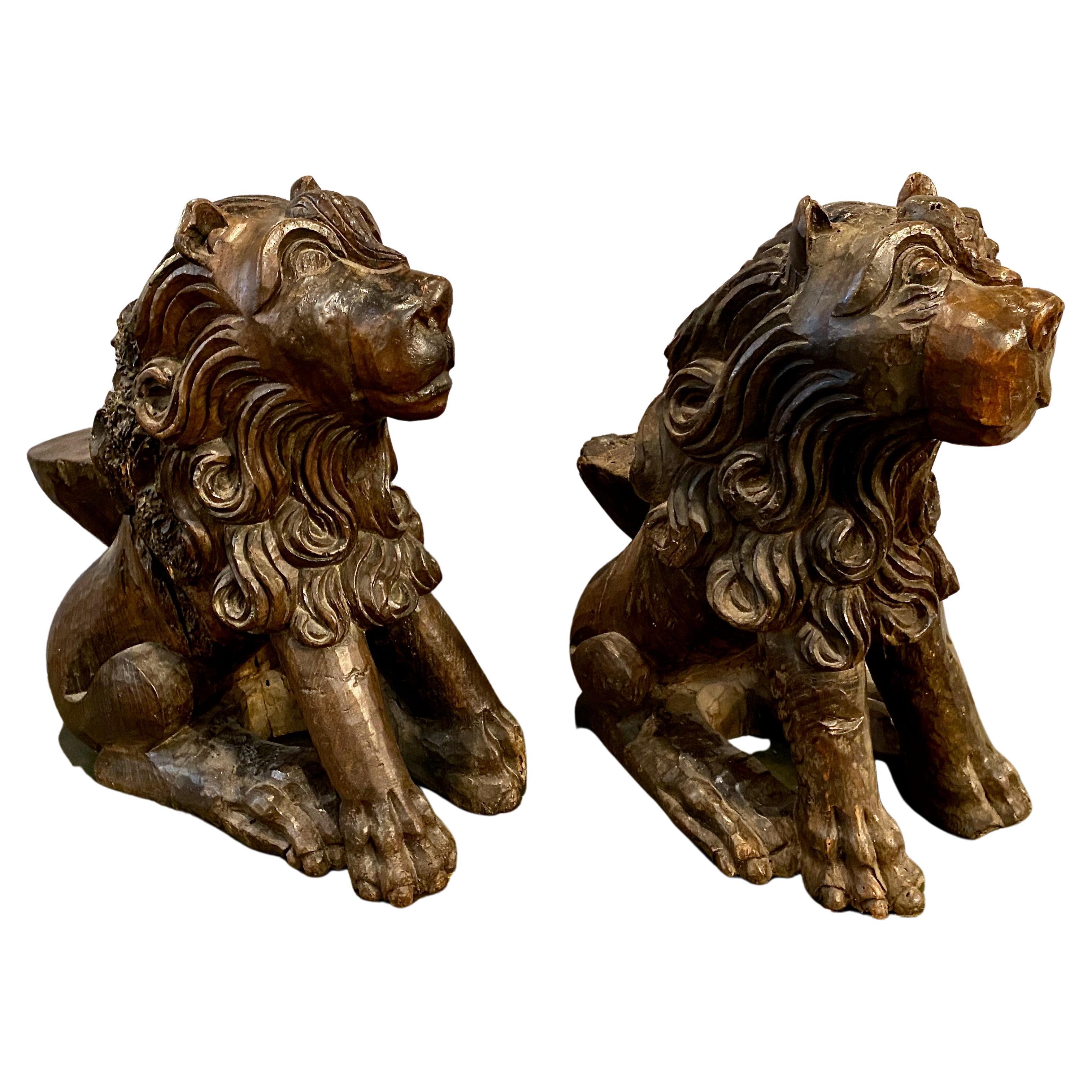 Geschnitzte Löwen im Angebot