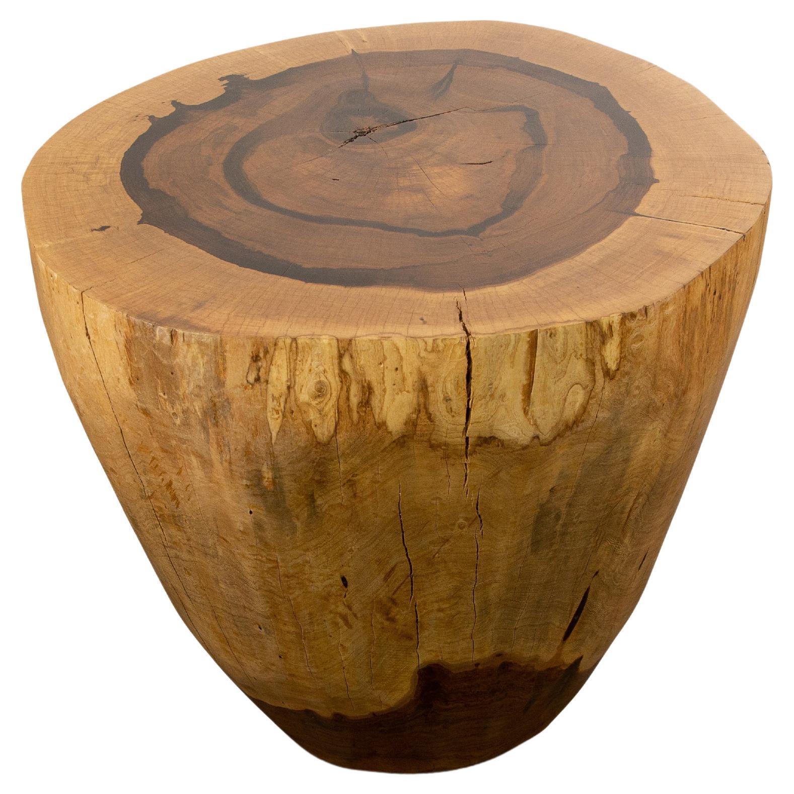 Table coffre en bois massif sculpté ƒ36 par Costantini, Francisco, en stock