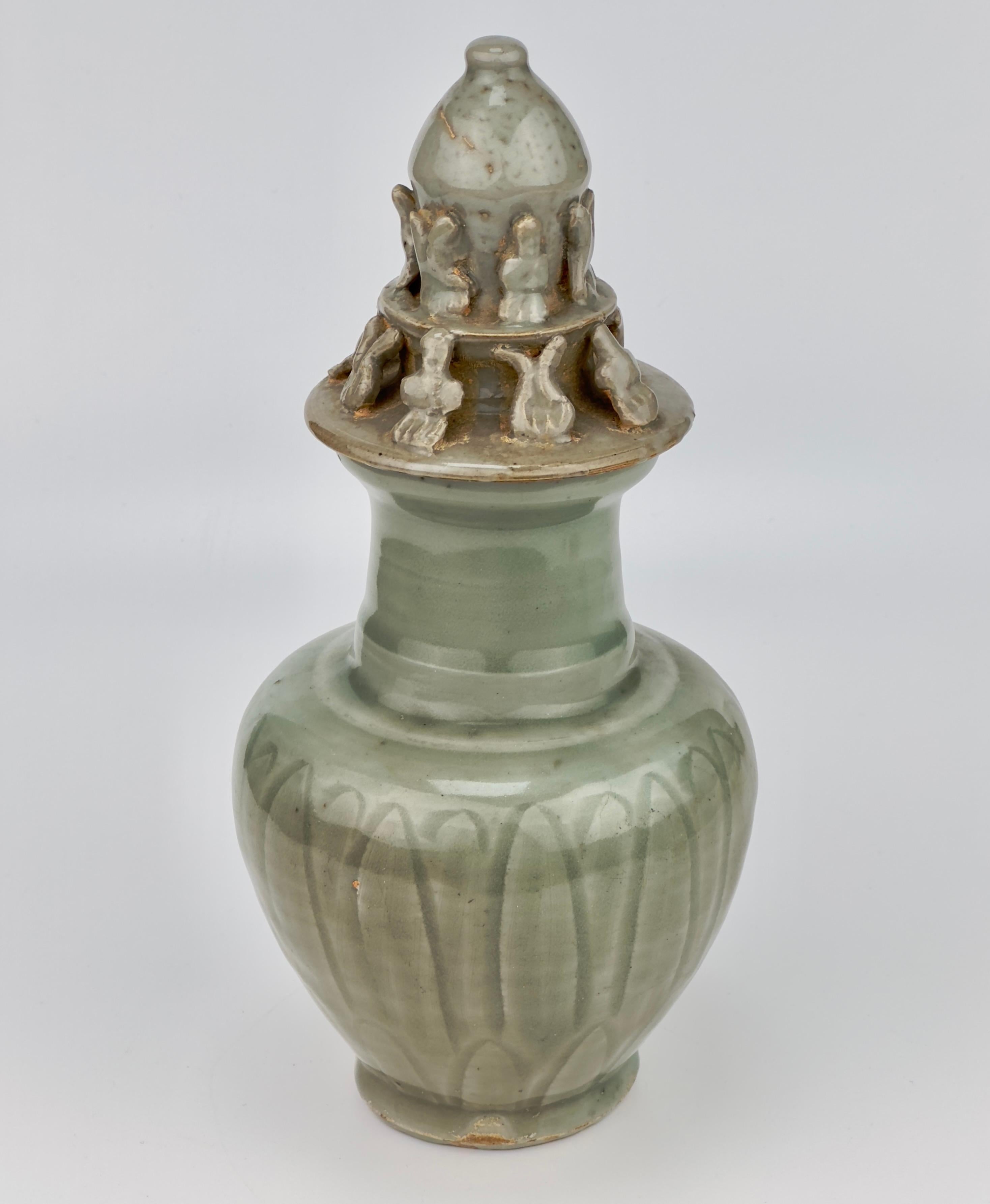 Carved 'Longquan' Celadon-glazed Funerary vase and cover, Song dynasty In Good Condition For Sale In seoul, KR