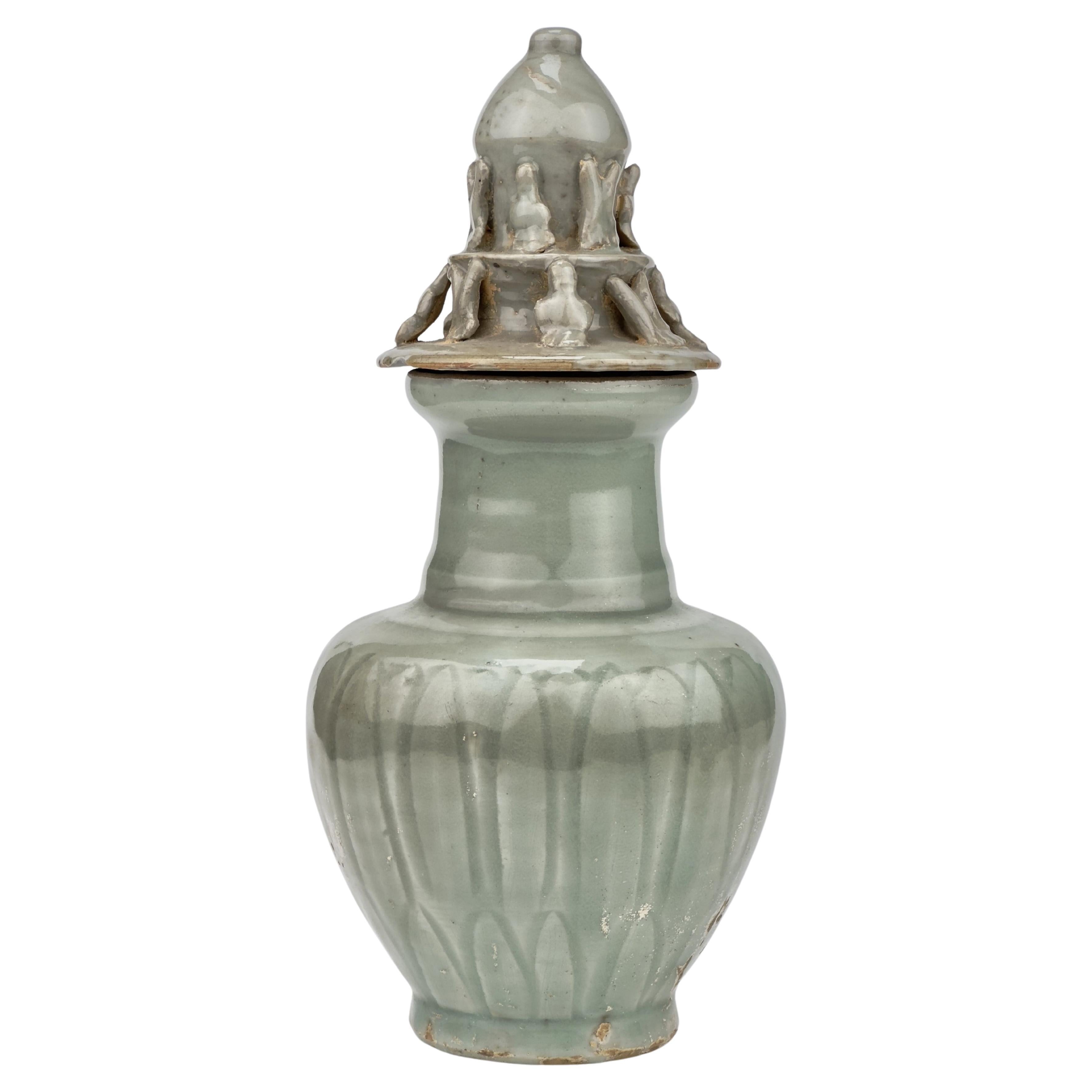 Vase funéraire sculpté à glaçure céladon "Longquan" et couvercle, dynastie Song