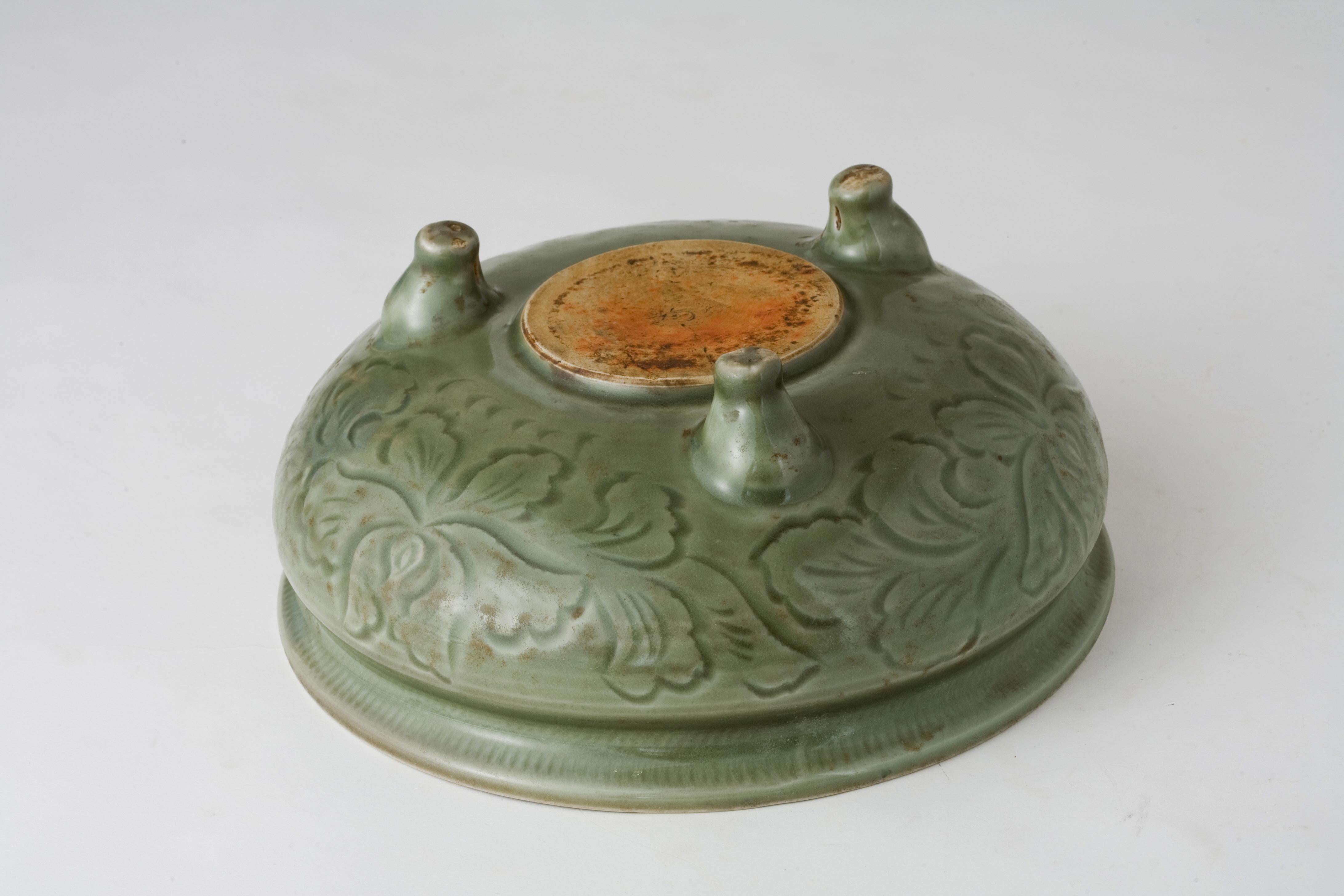 Carved 'Longquan' Celadon-Glazed Tripod Censer, Ming dynasty In Good Condition For Sale In seoul, KR