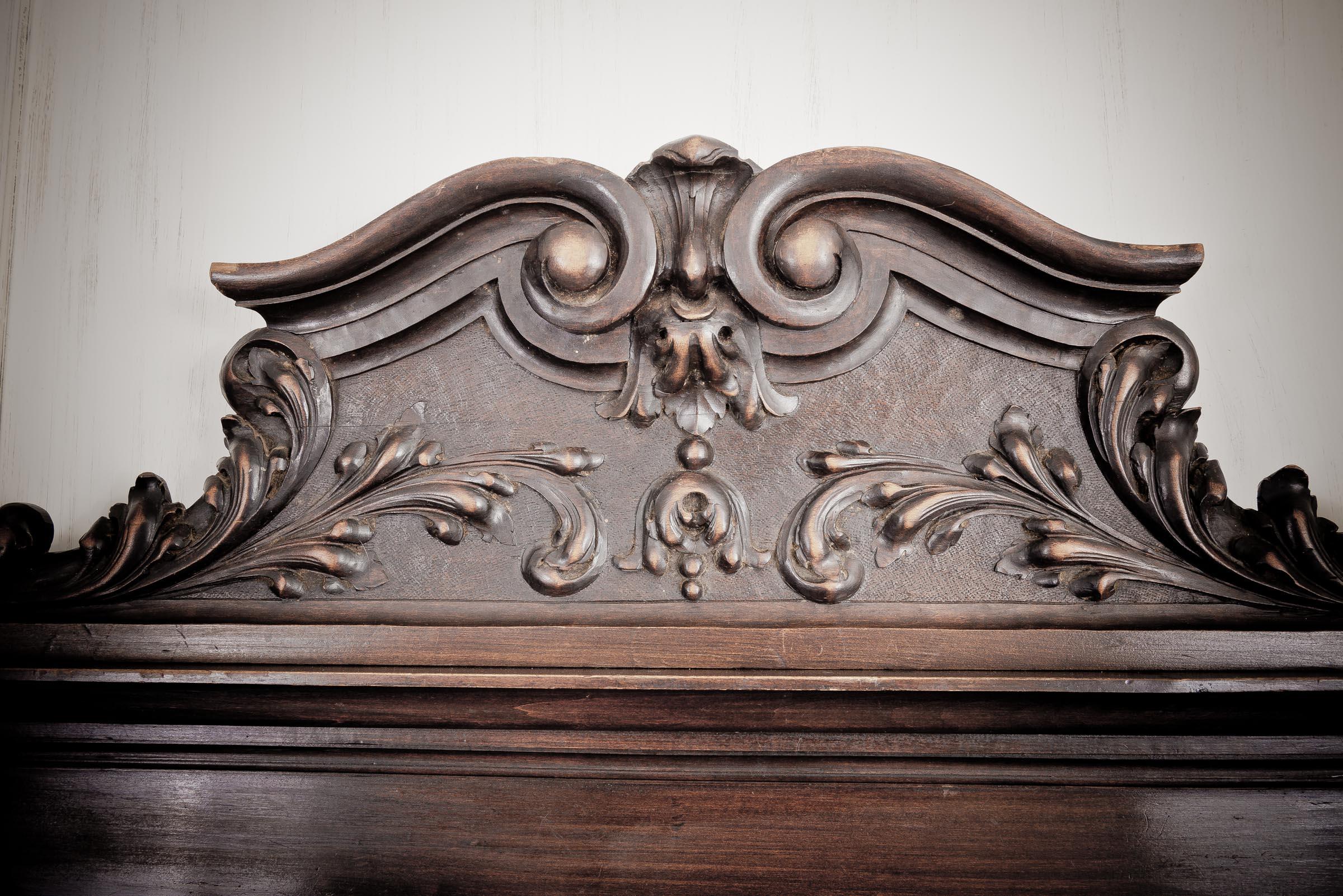 Gothic Revival Carved Louis XVIII French Chateau Walnut Settle/Monks Bench, Early 19th Century For Sale