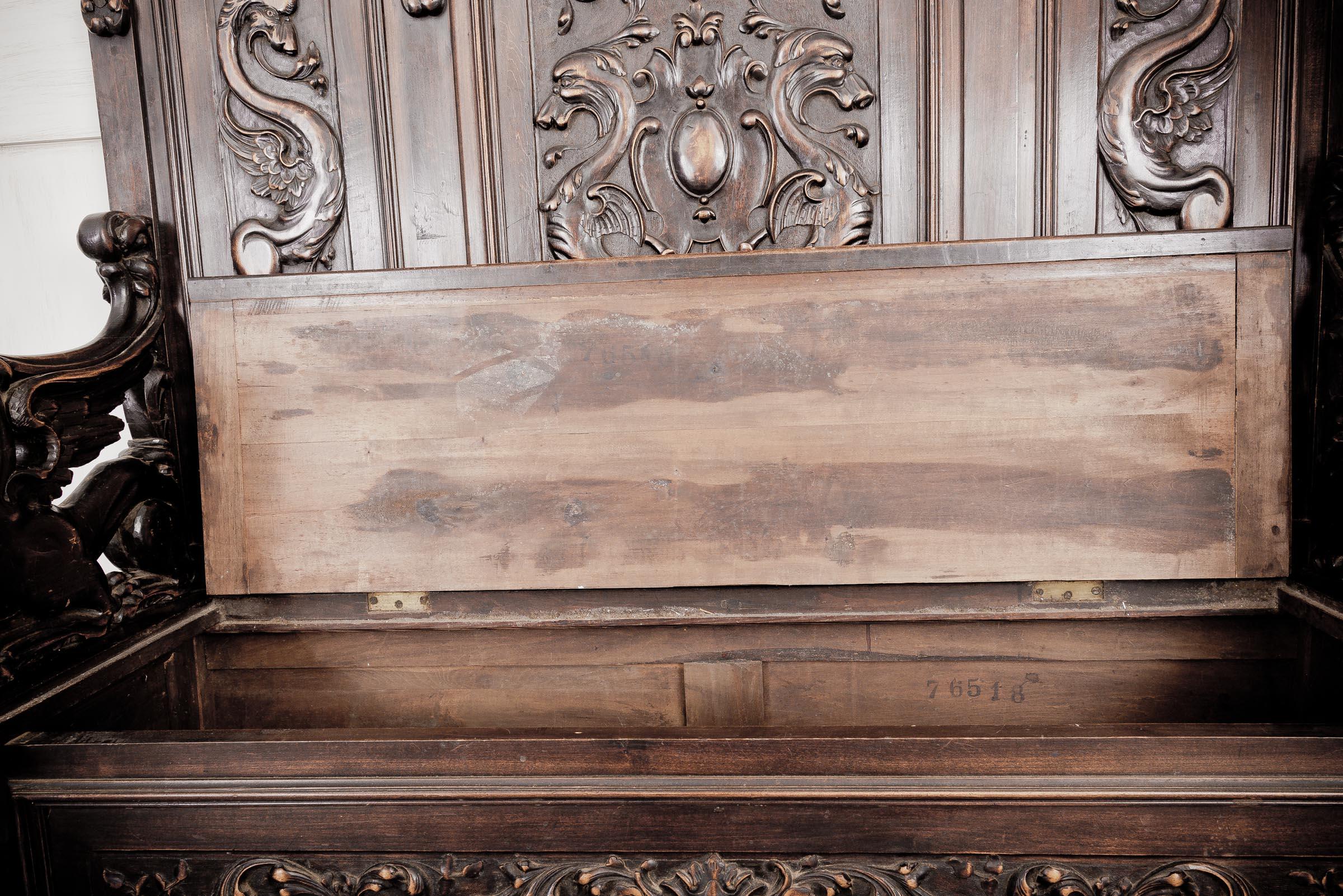 Carved Louis XVIII French Chateau Walnut Settle/Monks Bench, Early 19th Century For Sale 4