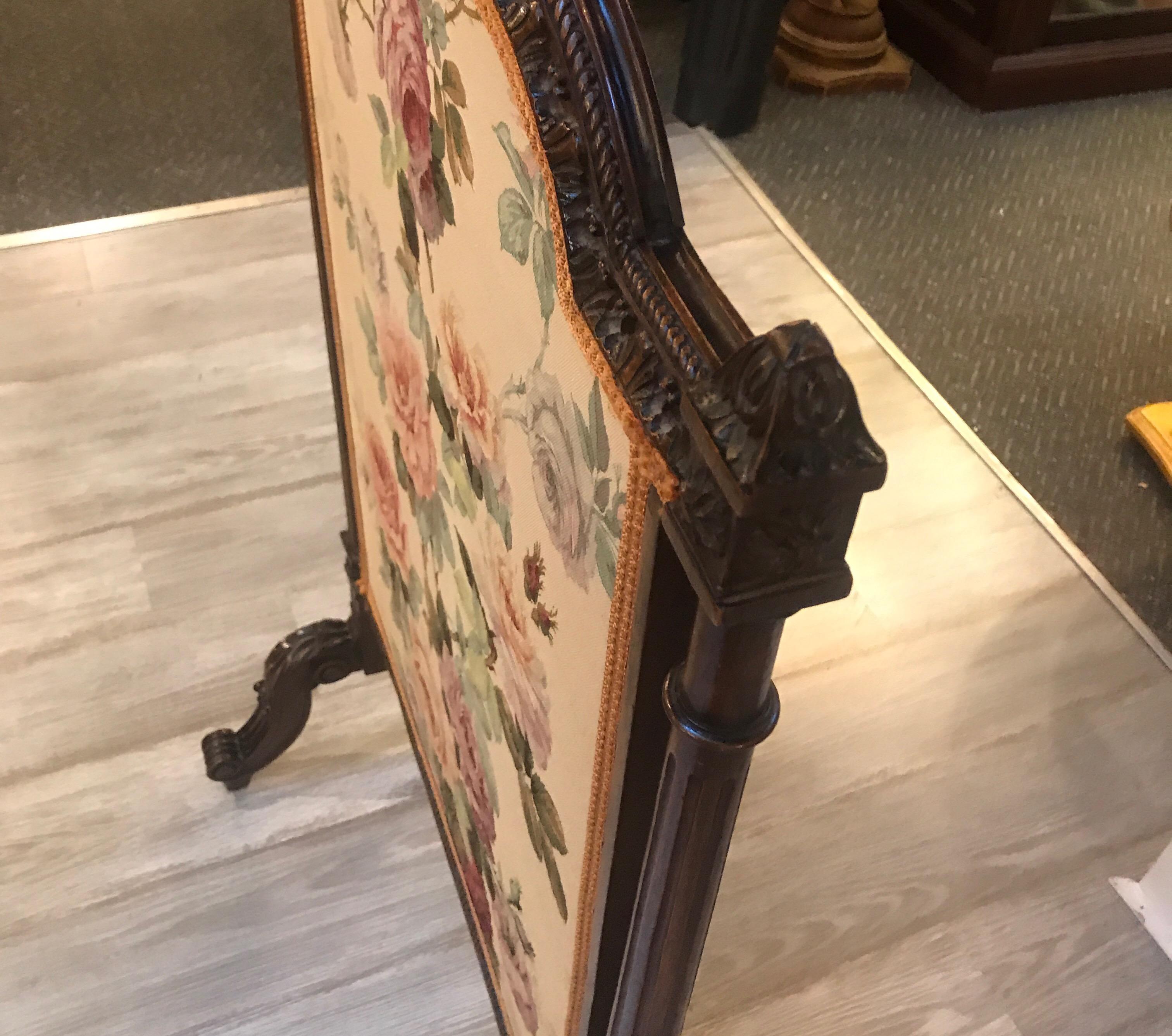 19th Century Carved Mahogany and Floral Linen Fire Screen In Good Condition In Lambertville, NJ