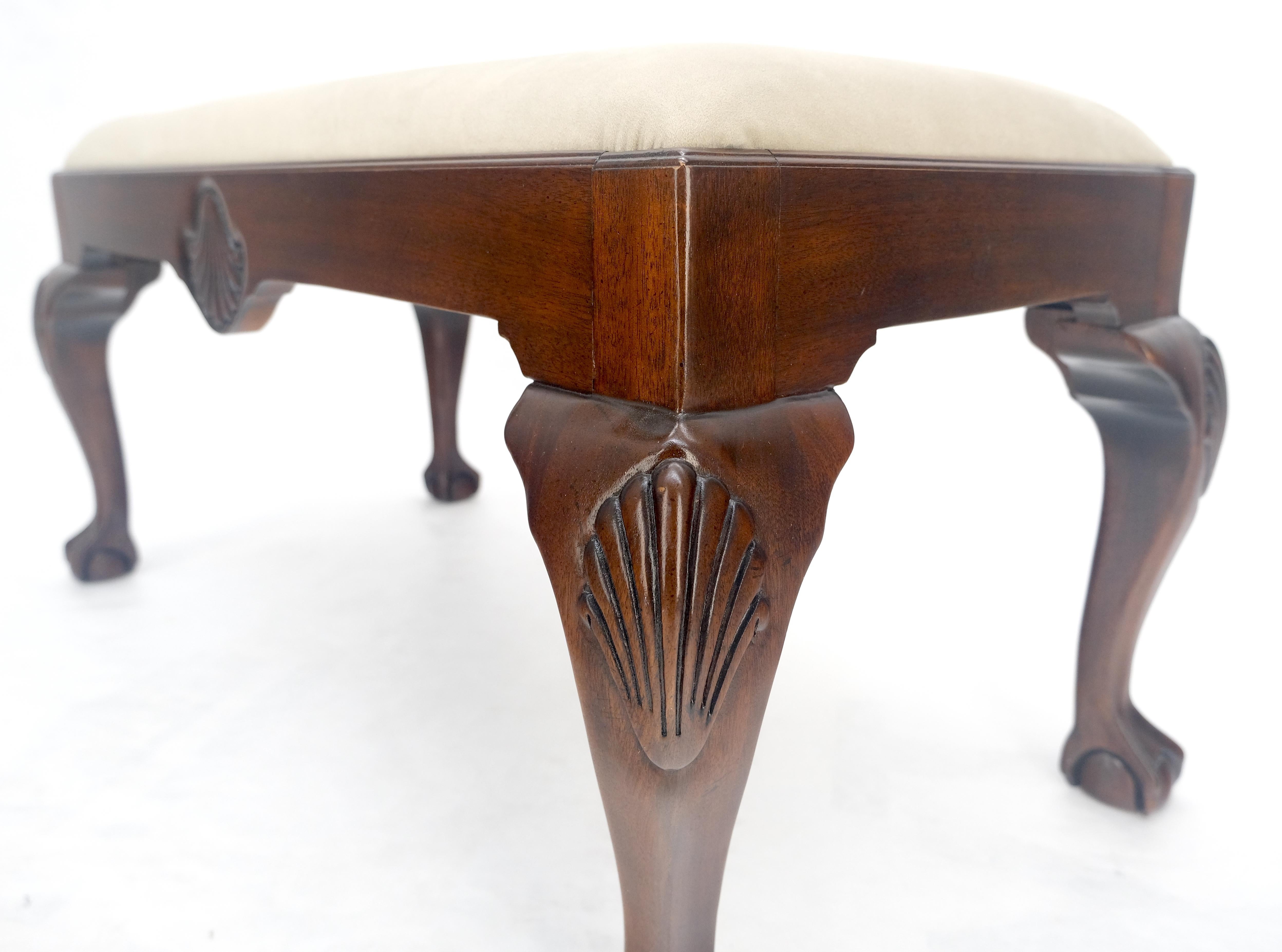 Panca in mogano intagliato con piedini Ball and Claw Chippendale e rivestimento in pelle scamosciata MINT in vendita 1