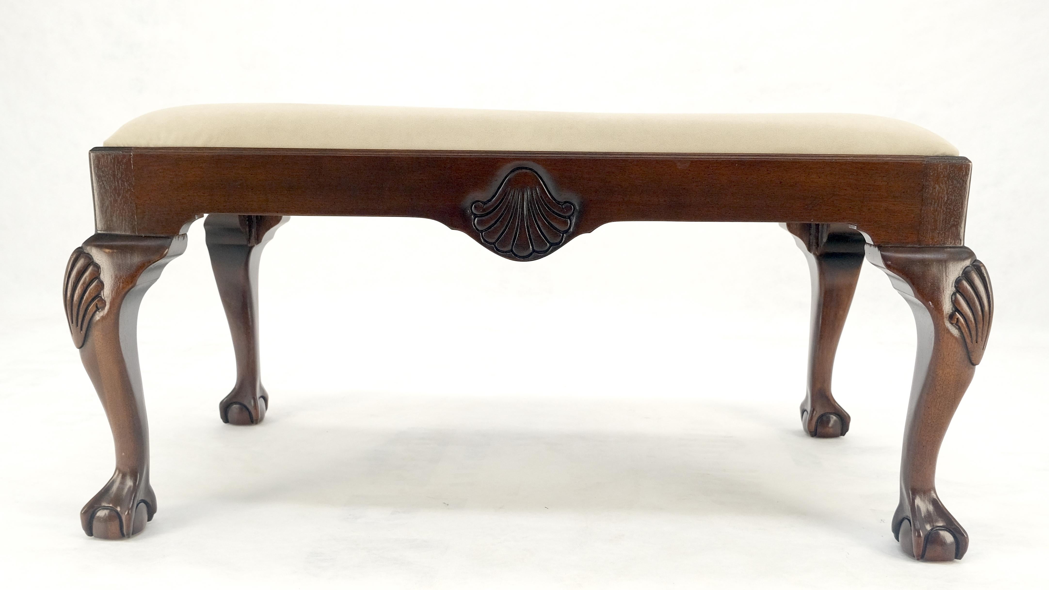 Panca in mogano intagliato con piedini Ball and Claw Chippendale e rivestimento in pelle scamosciata MINT in vendita 2