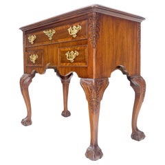 Cassettiera con piano a fasce in mogano intagliato Weiman Fine Lowboy Console MINT