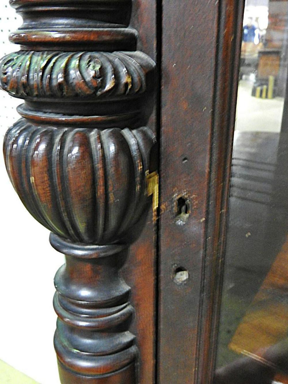 Carved Mahogany Bowed Glass Victorian China Cabinet Vitrine, circa 1890s In Good Condition In Swedesboro, NJ