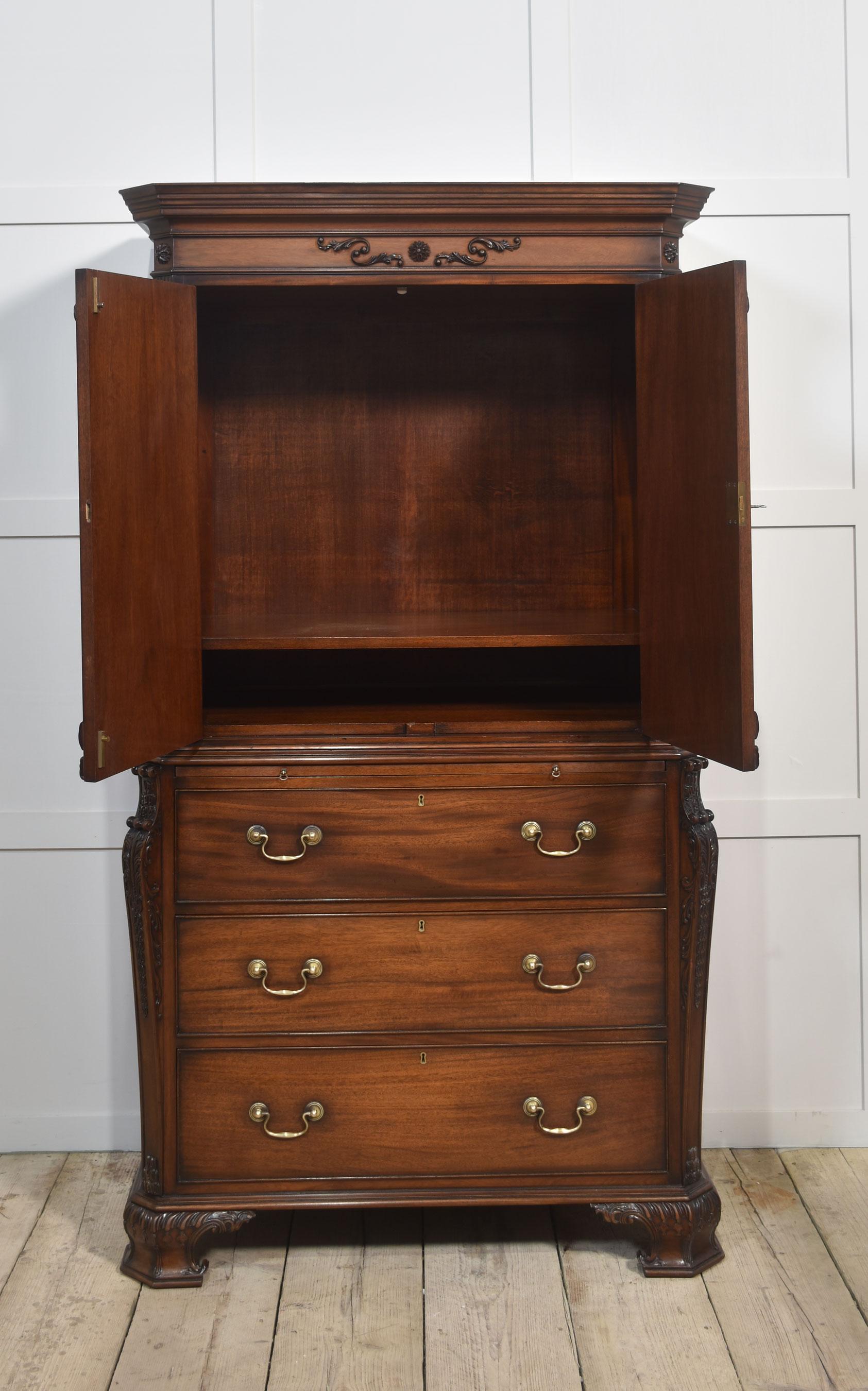 Armario de caoba tallada Madera en venta