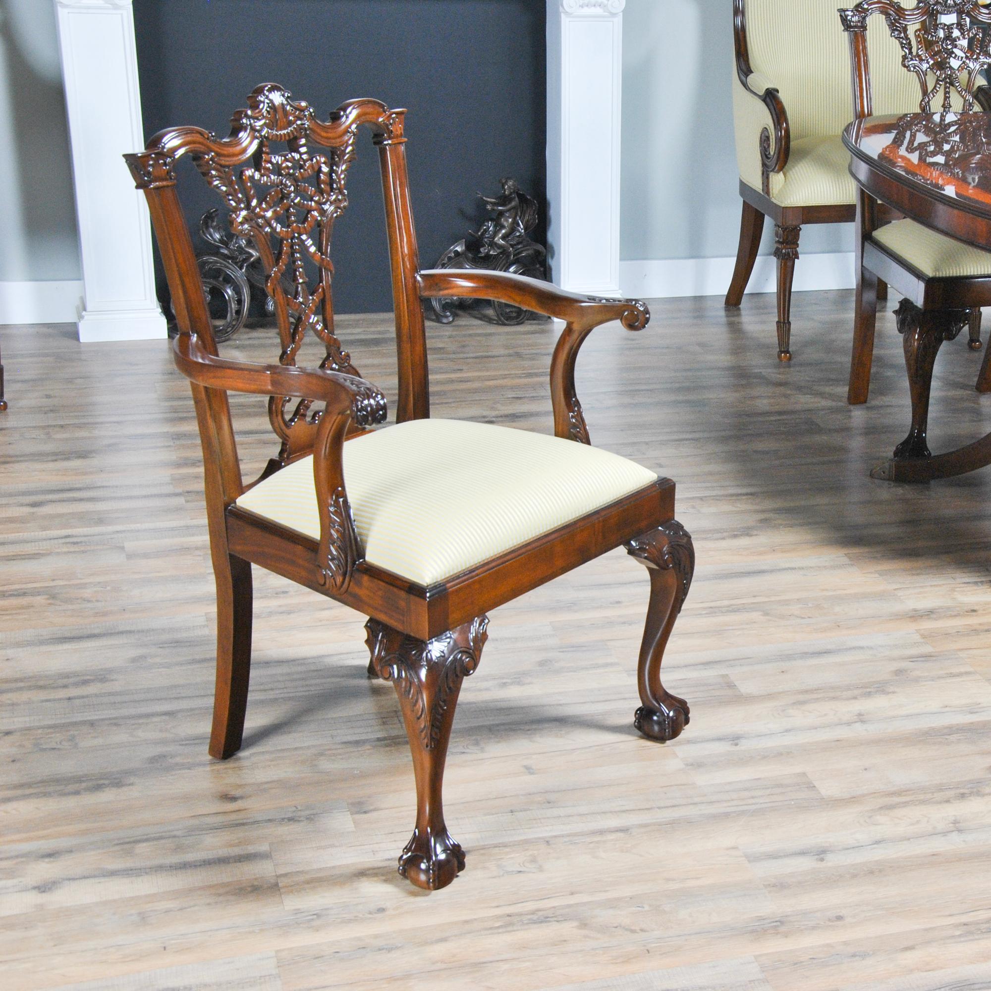 Dieser Satz von zehn geschnitzten Chippendale-Esszimmerstühlen aus Mahagoni wird oft auch als Bandrückenstühle bezeichnet, da die Schnitzereien auf der Rückseite des Stuhls wie Bänder aussehen. Jeder Stuhl ist handgeschnitzt aus ofengetrocknetem,