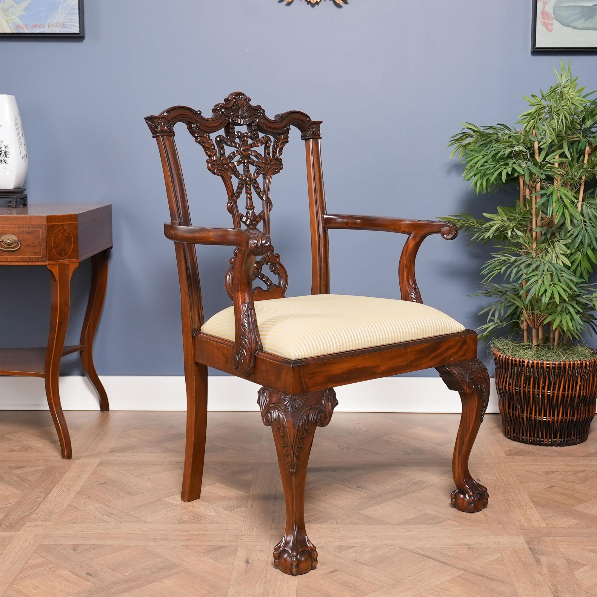 Questo set di dieci sedie da pranzo Chippendale in mogano intagliato sono spesso chiamate anche sedie con schienale a nastro poiché gli intagli sul retro della sedia sembrano nastri. Ogni sedia è scolpita a mano in mogano massiccio essiccato in