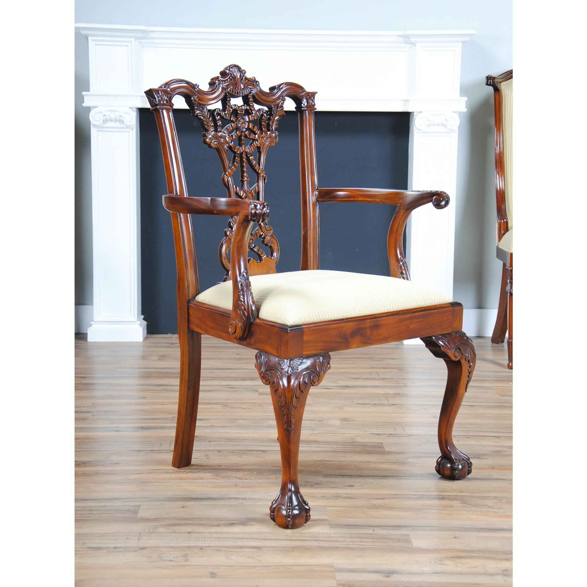 Geschnitzte Chippendale-Stühle aus Mahagoni, 10er-Set  (Stoff) im Angebot