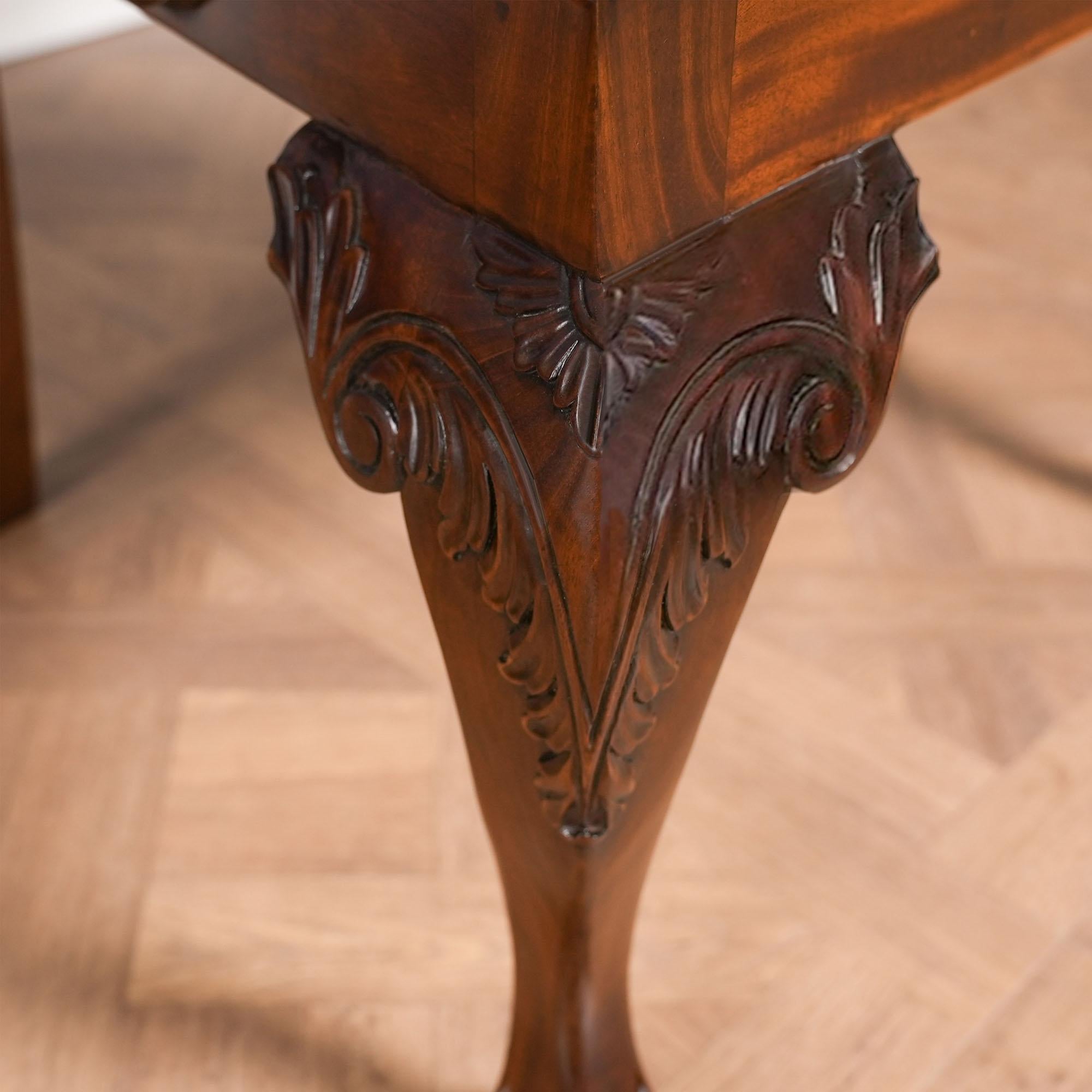 Tessuto Sedie Chippendale in mogano intagliato, set di 10 pezzi in vendita