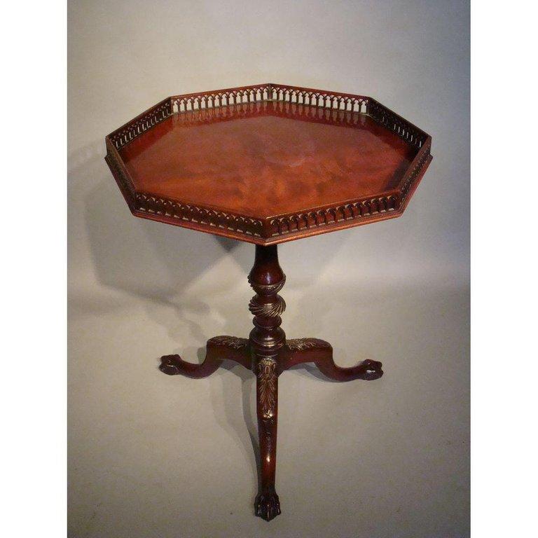 A high quality antique English carved mahogany Chippendale style tripod table. 19th century.
The top carved with ‘Gothic’ arched gallery, supported on a bird cage, which allows the top to rotate.
Raised on a spirally-turned column support