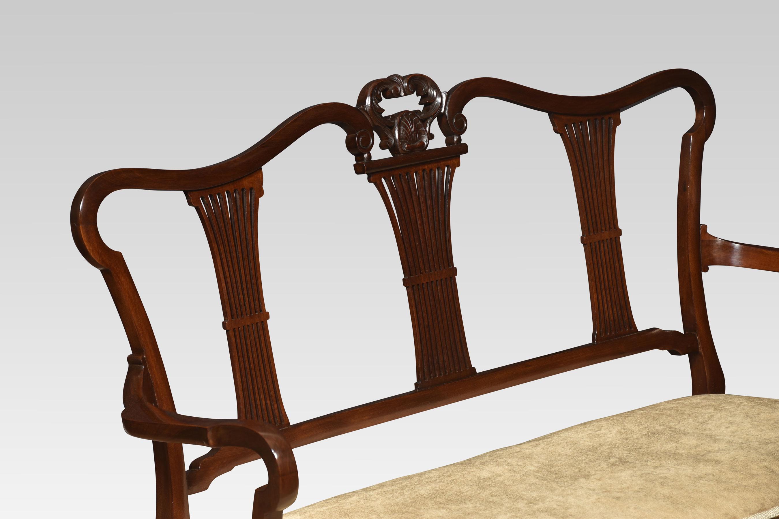 Carved mahogany framed settee In Good Condition For Sale In Cheshire, GB