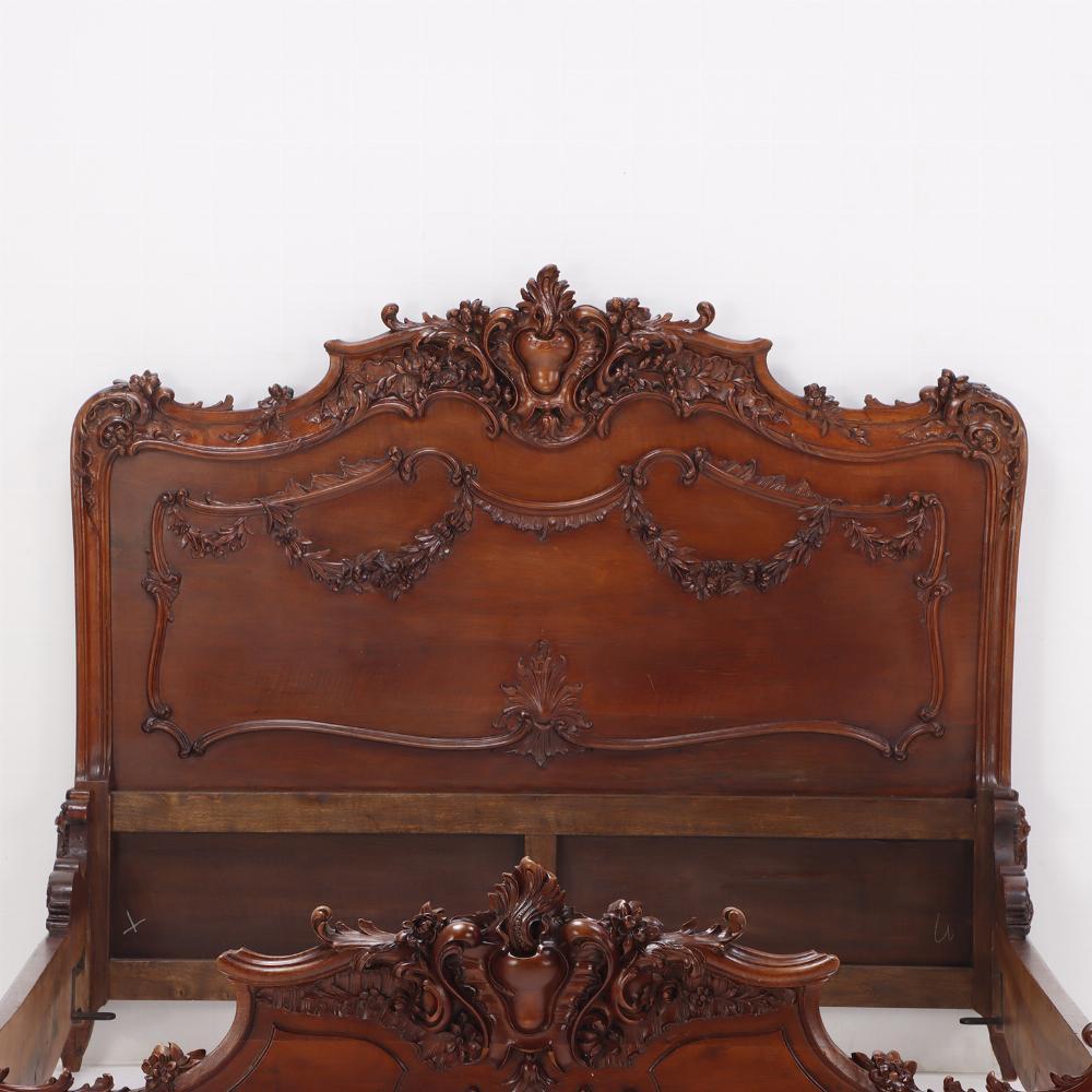 Geschnitztes Mahagoni-Bett im französischen Louis-XV-Stil in Queen-Größe, um 1900. (Louis XV.) im Angebot