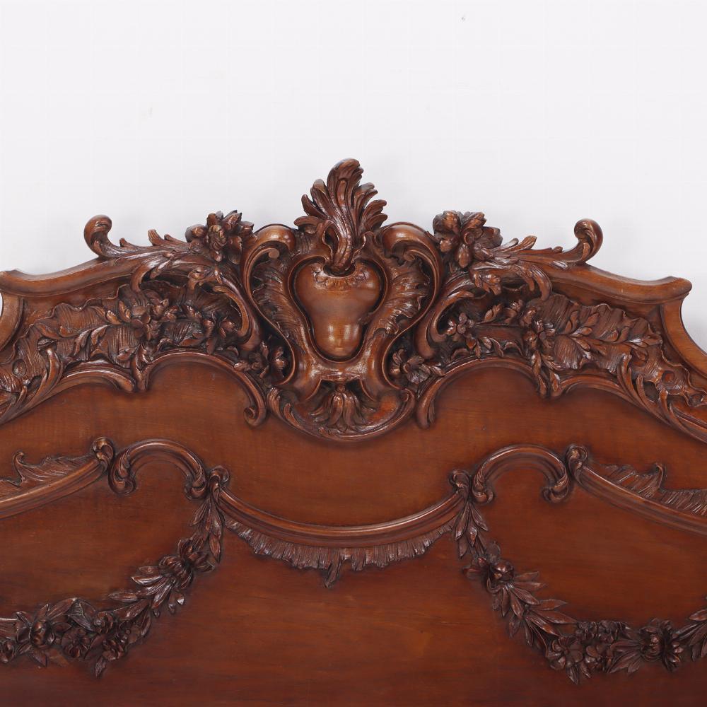 Geschnitztes Mahagoni-Bett im französischen Louis-XV-Stil in Queen-Größe, um 1900. im Zustand „Gut“ im Angebot in Philadelphia, PA