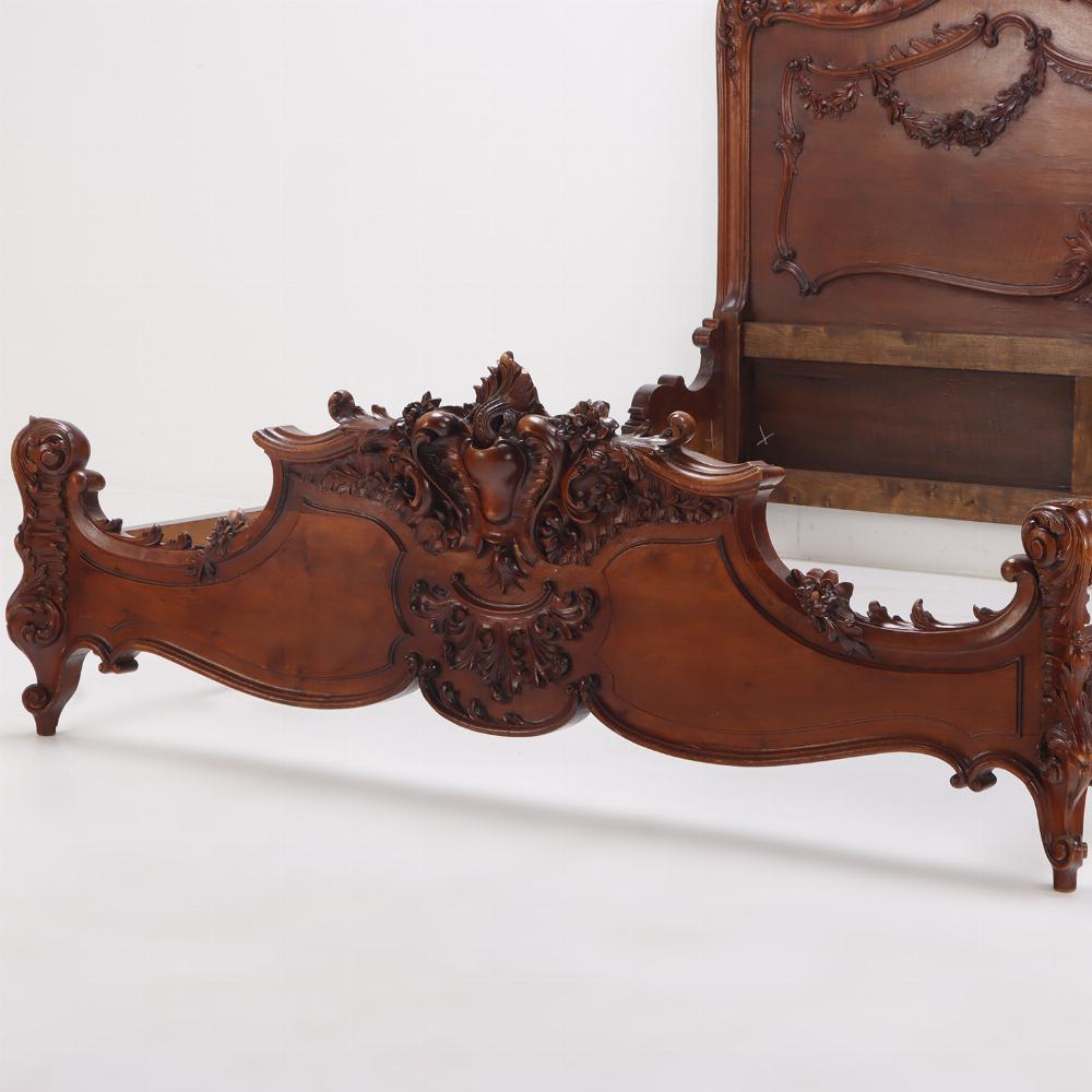Carved Mahogany French Louis XV style queen size bed C 1900. For Sale 2