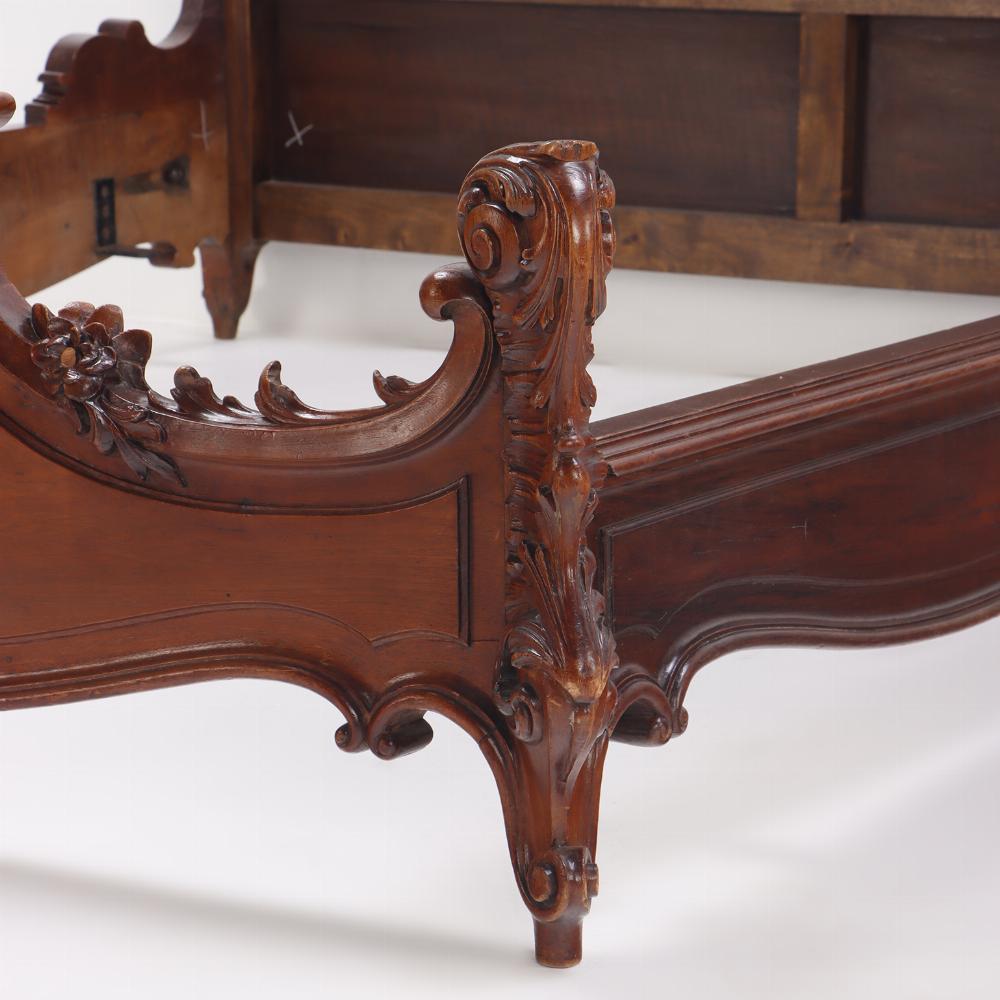Carved Mahogany French Louis XV style queen size bed C 1900. For Sale 4