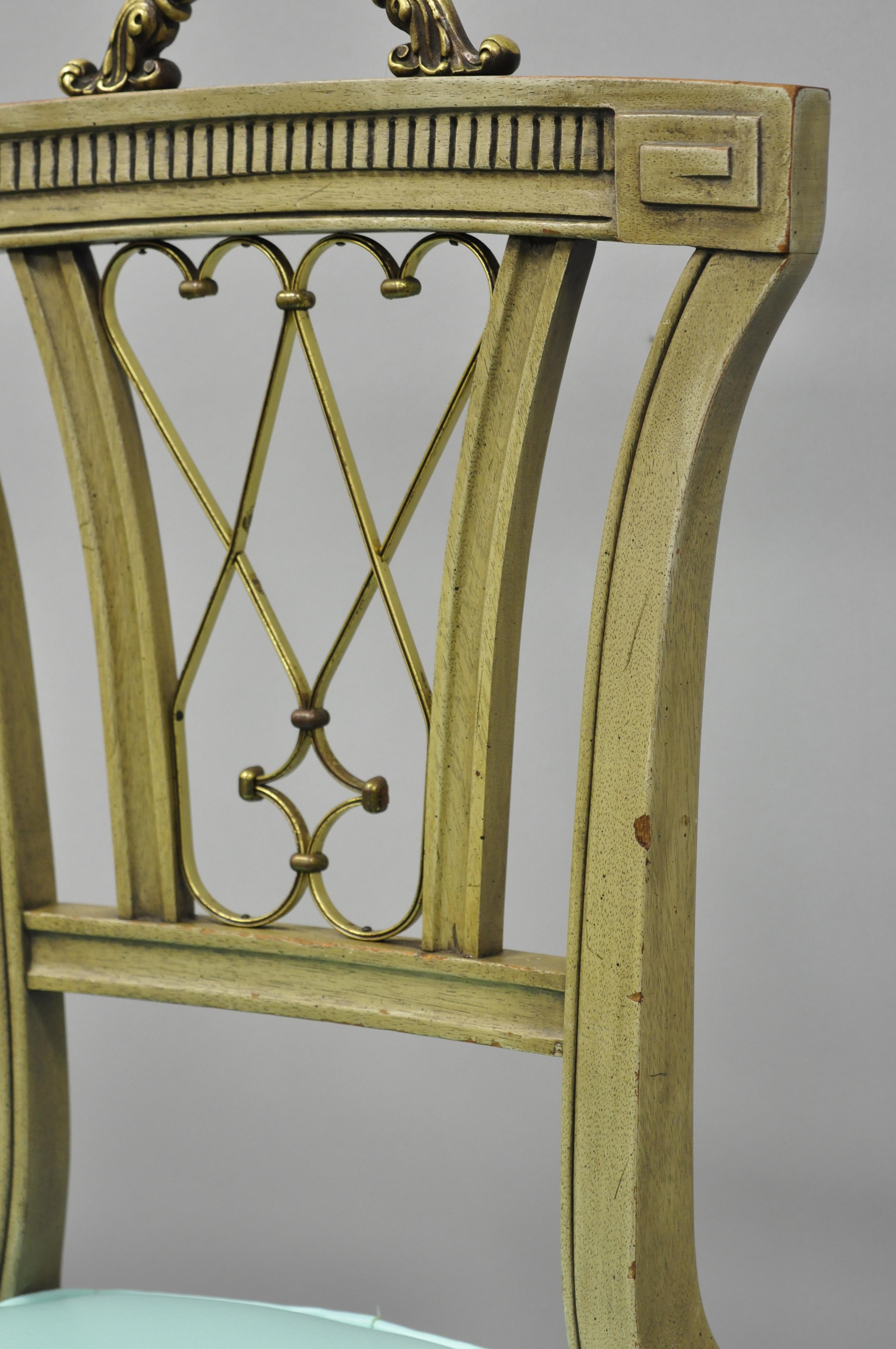 Geschnitzte Mahagoni-Stühle im französischen Regency-Stil mit Messinggriff und Aqua Vinyl A (Mitte des 20. Jahrhunderts) im Angebot