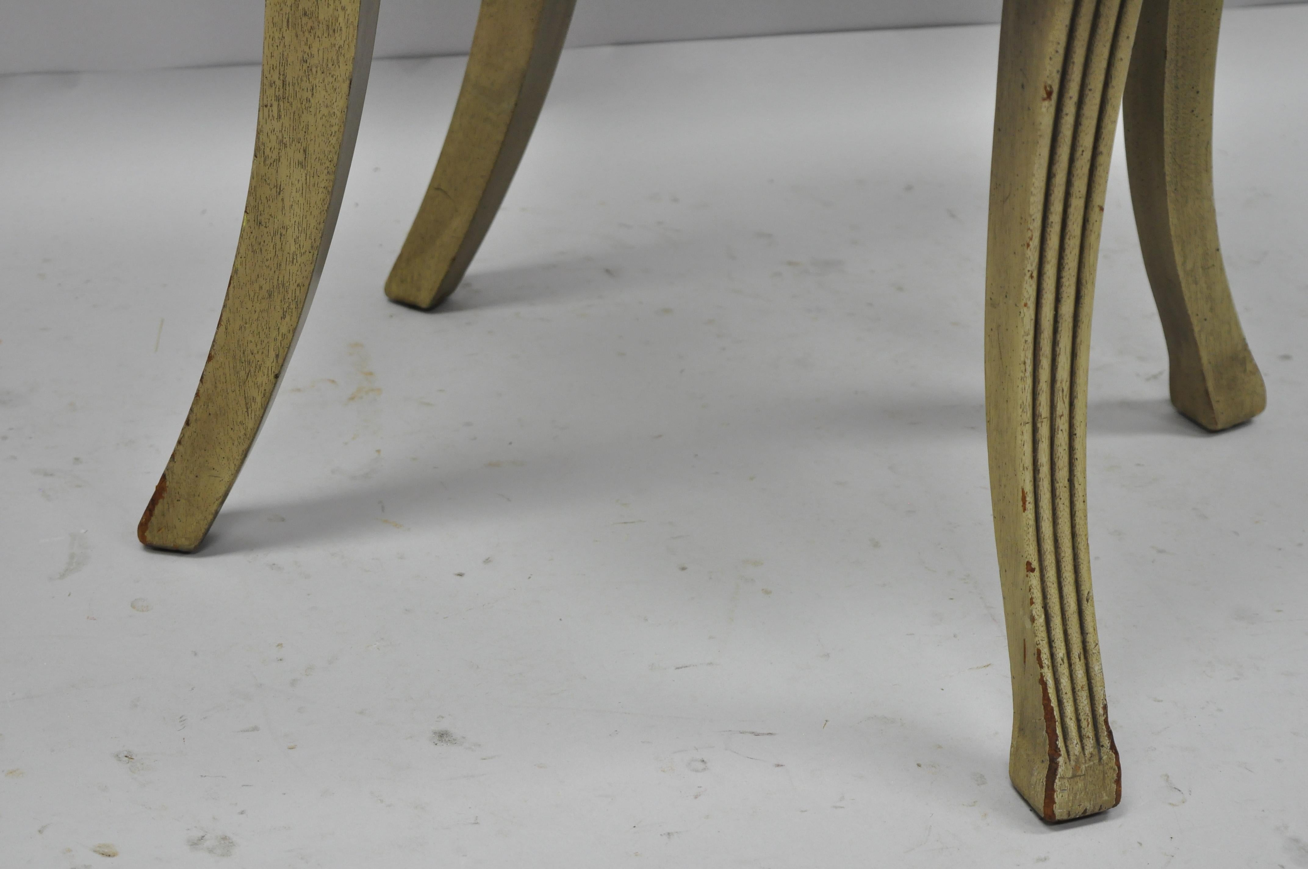 Geschnitzte Mahagoni-Stühle im französischen Regency-Stil mit Messinggriff und Aqua Vinyl A im Angebot 1