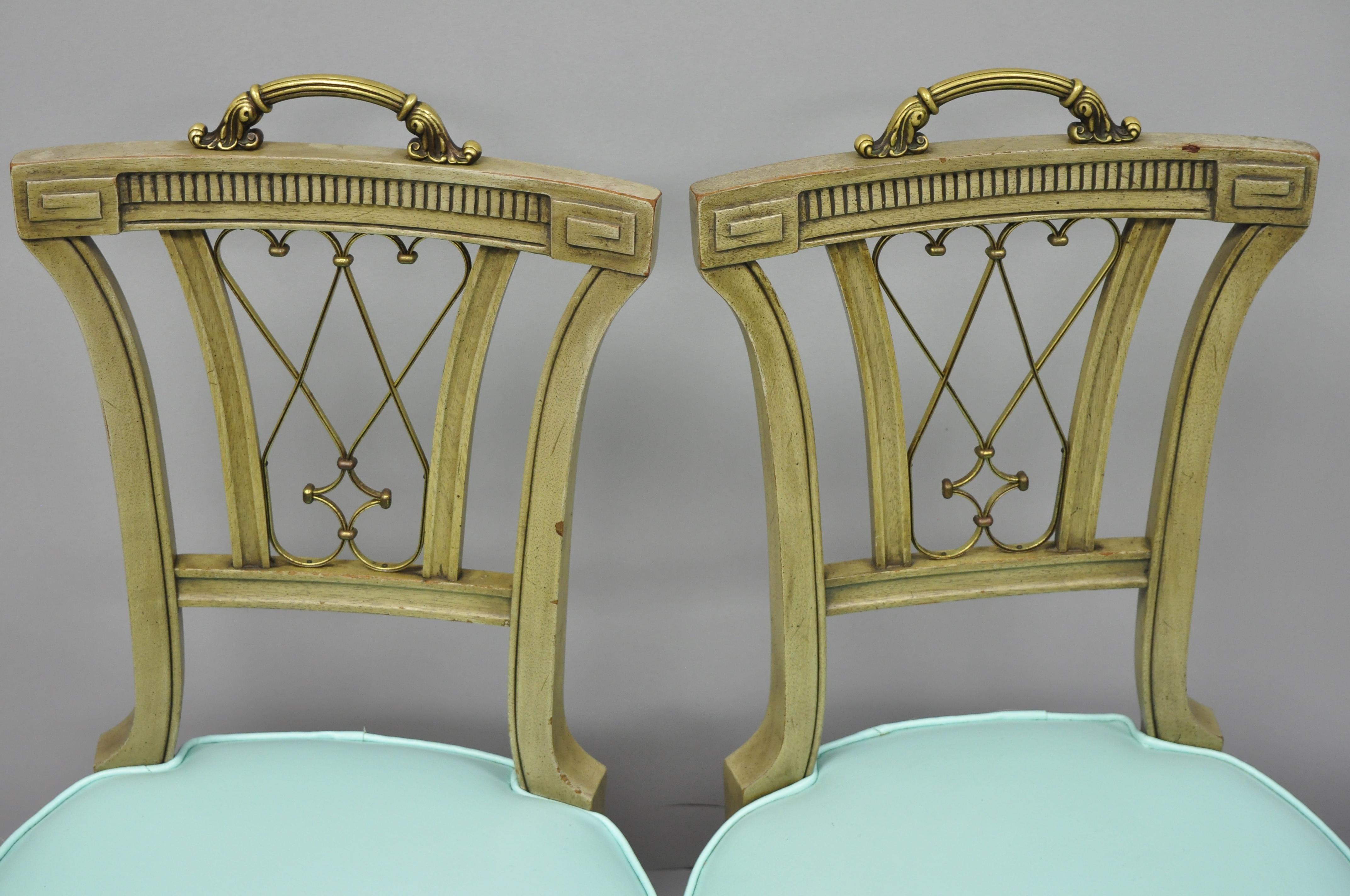 Geschnitzte Mahagoni-Stühle im französischen Regency-Stil mit Messinggriff und Aqua-Vinyl, Paar (amerikanisch) im Angebot