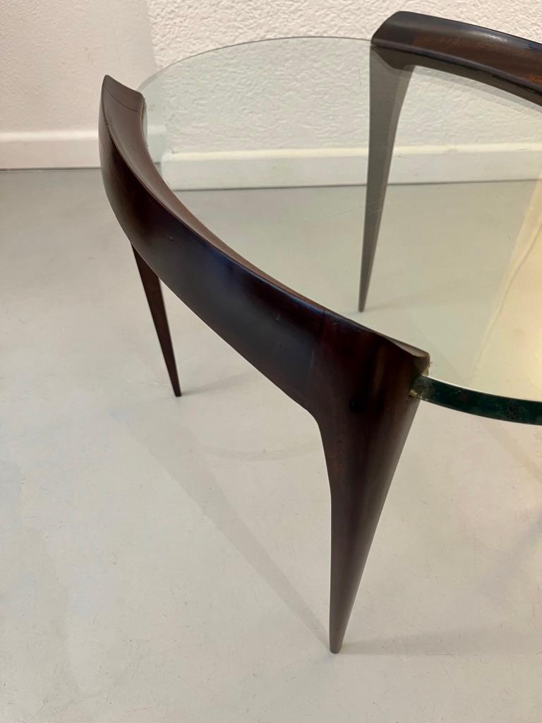 Milieu du XXe siècle Table d'appoint en acajou sculpté et plateau en verre de Max Ingrand, Fontana Arte, ca. 1952 en vente