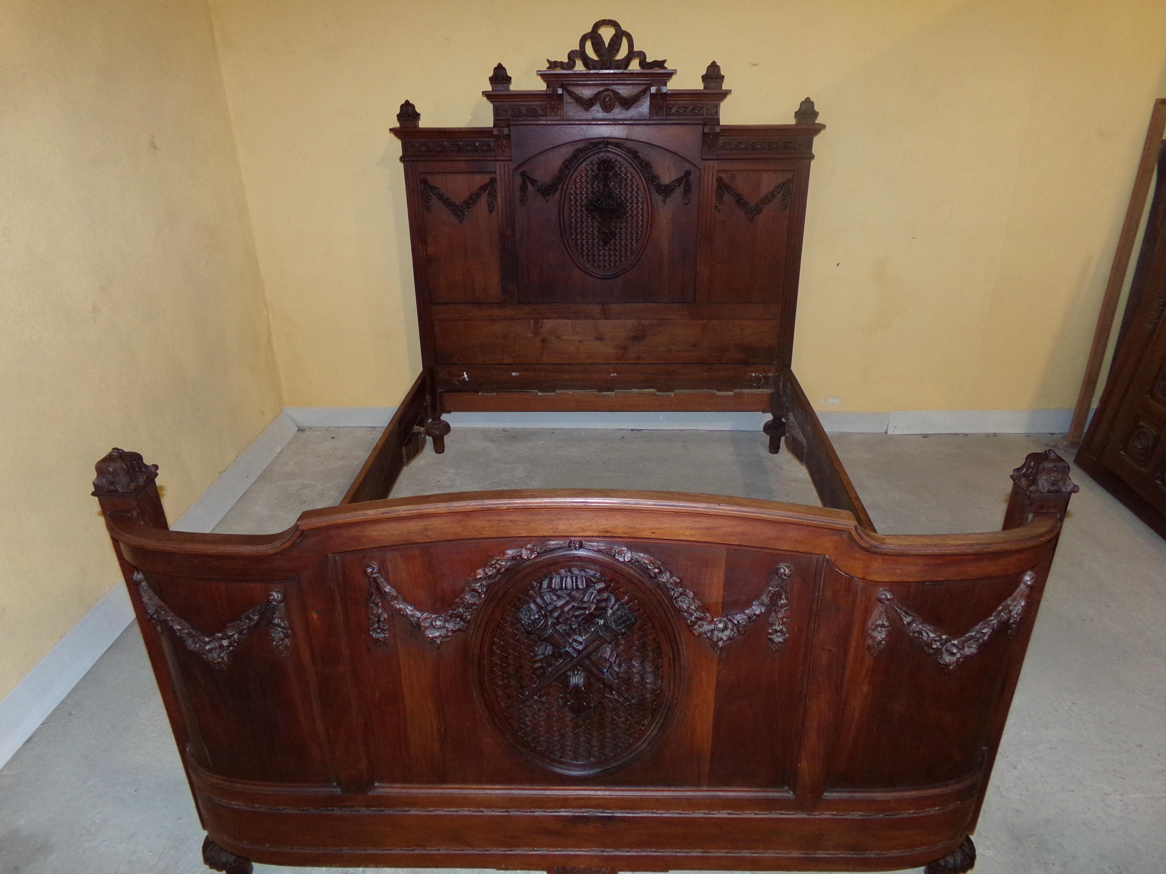 Carved Walnut  XVI Style Bed, circa 1900 For Sale 3