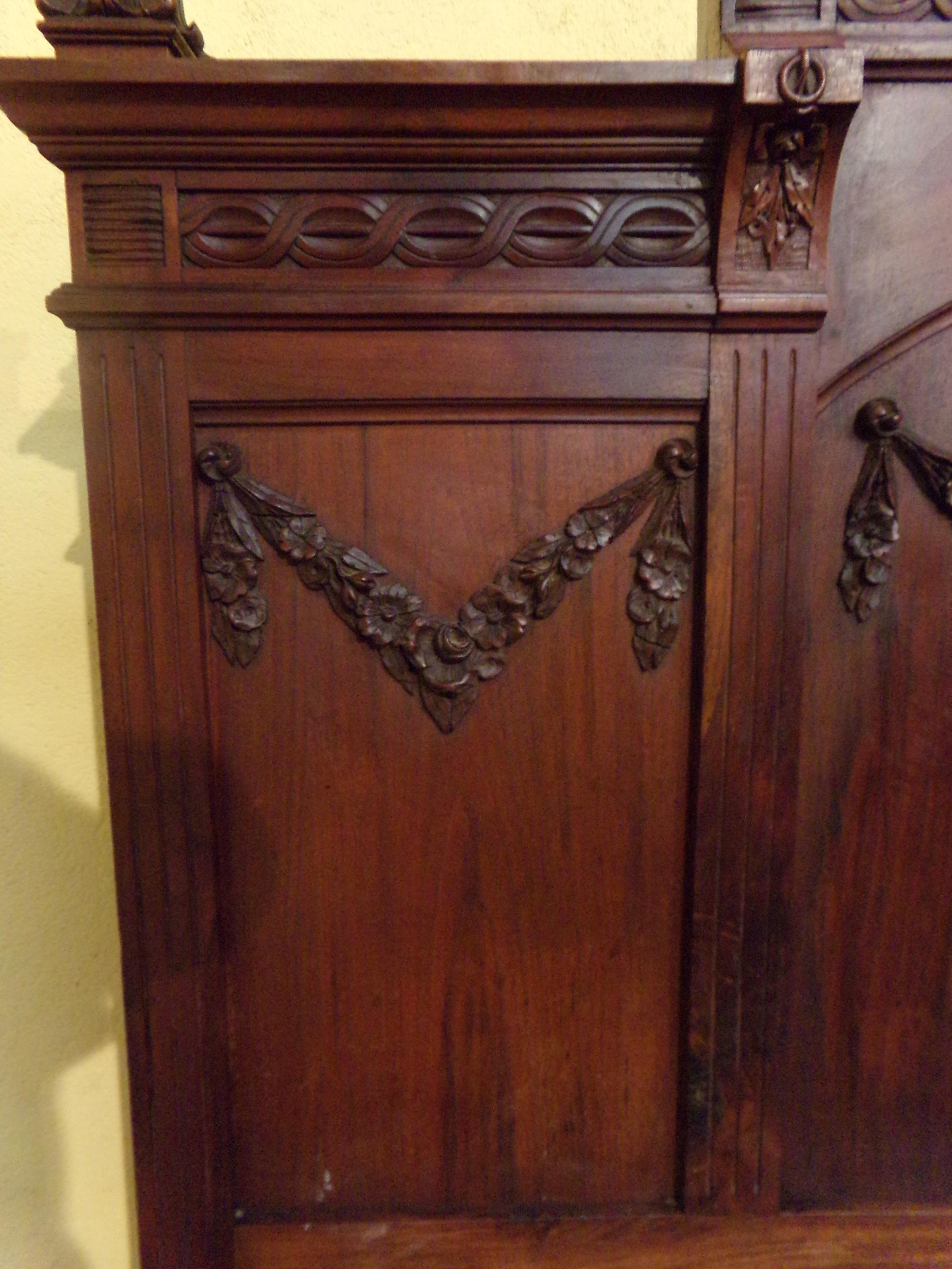 Carved Walnut  XVI Style Bed, circa 1900 In Good Condition For Sale In London, GB
