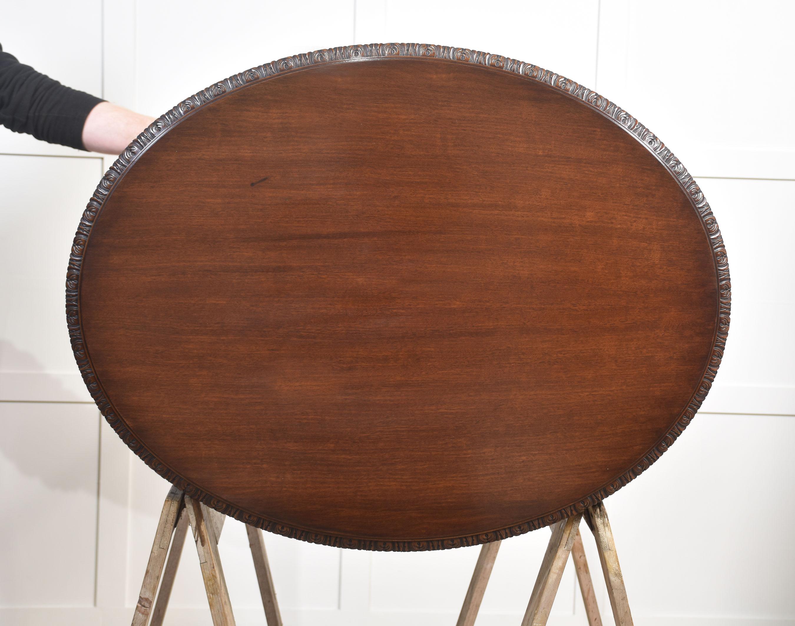 Table d'appoint en acajou sculpté en vente 4