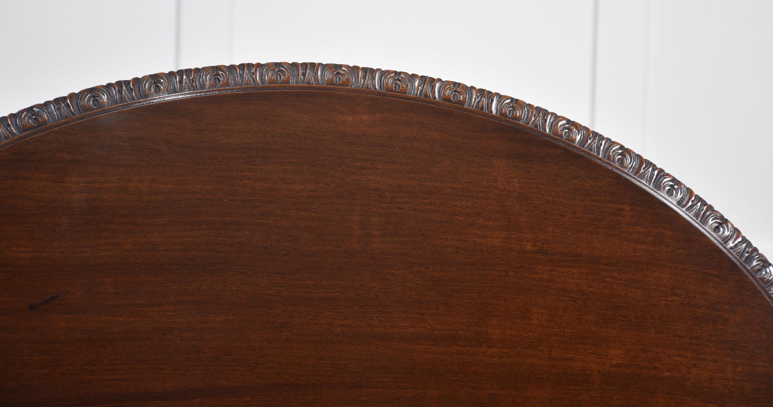 Table d'appoint en acajou sculpté en vente 5