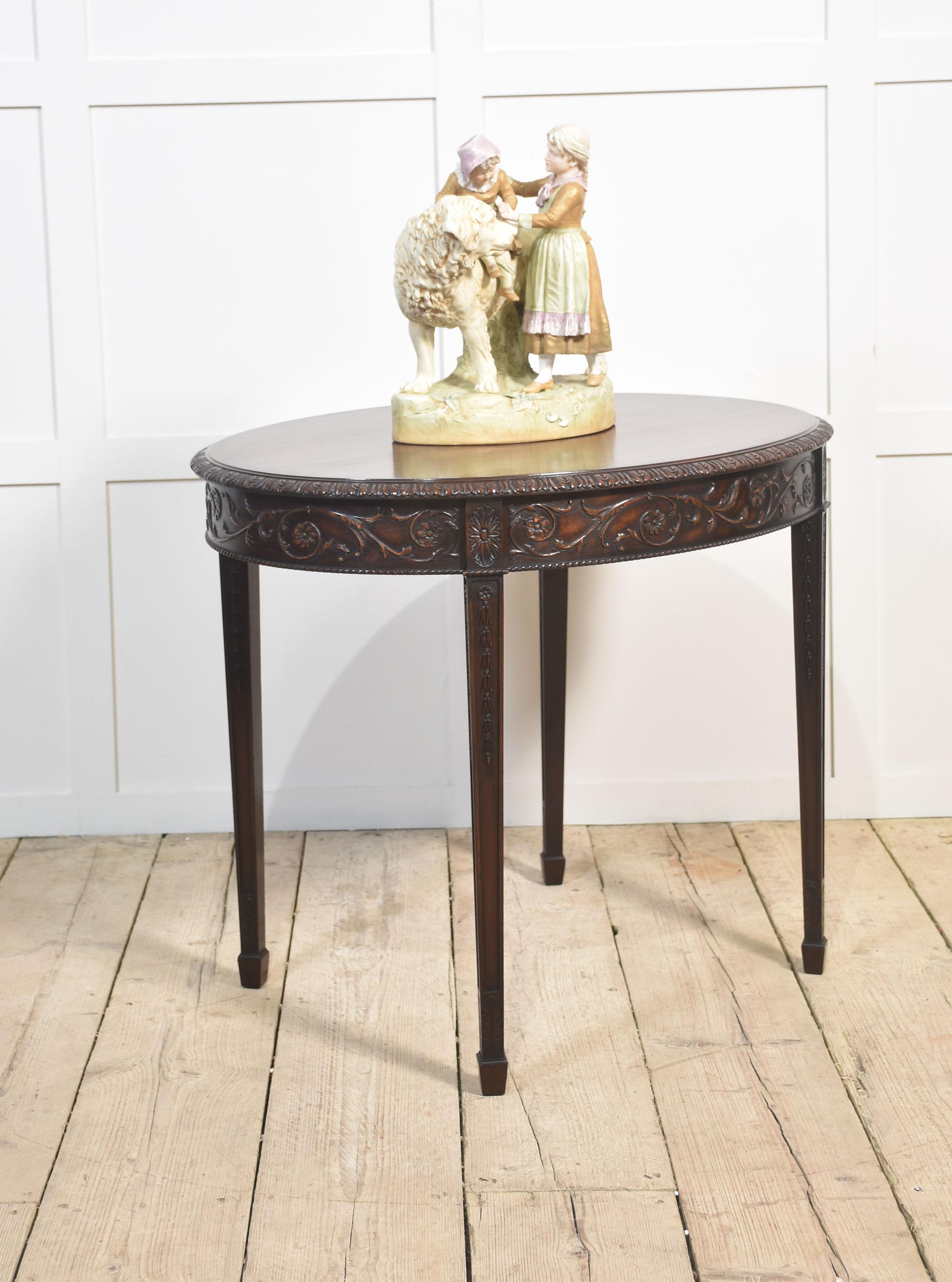 Table d'entrée en acajou à plateau ovale bien figuré avec un bord sculpté et une frise de guirlandes, reposant sur des pieds fuselés à section carrée avec des traînées de clochettes se terminant par des pieds bêche.
Dimensions
Hauteur 30