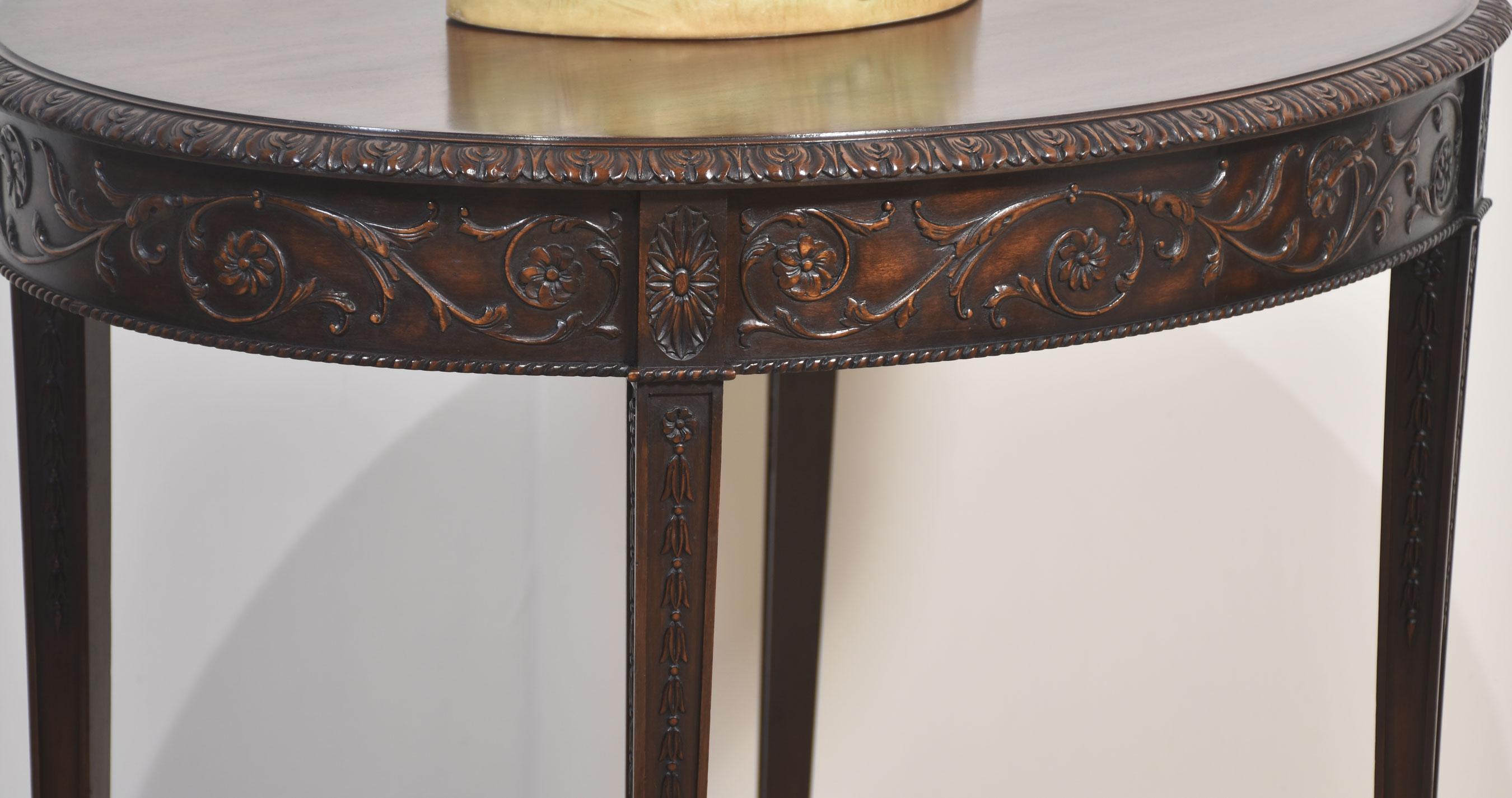 Britannique Table d'appoint en acajou sculpté en vente