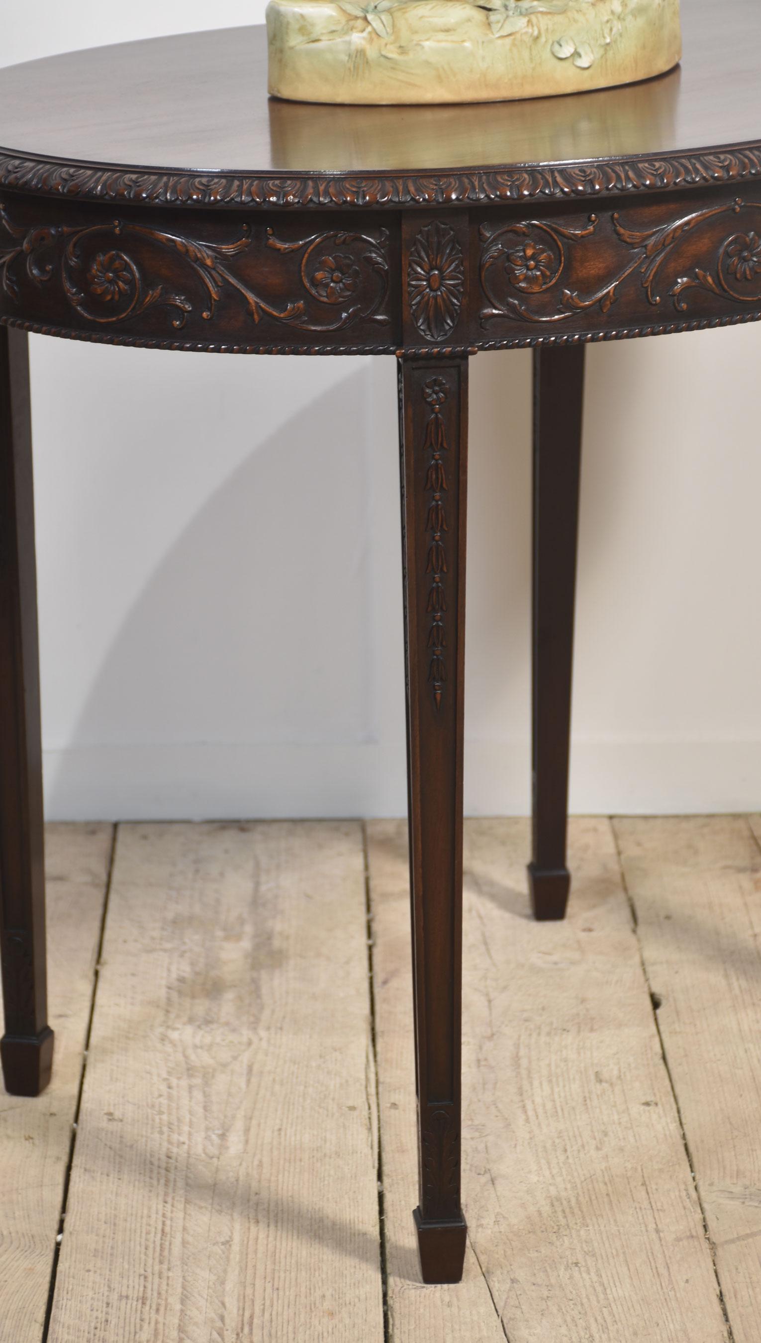 Table d'appoint en acajou sculpté Bon état - En vente à Cheshire, GB