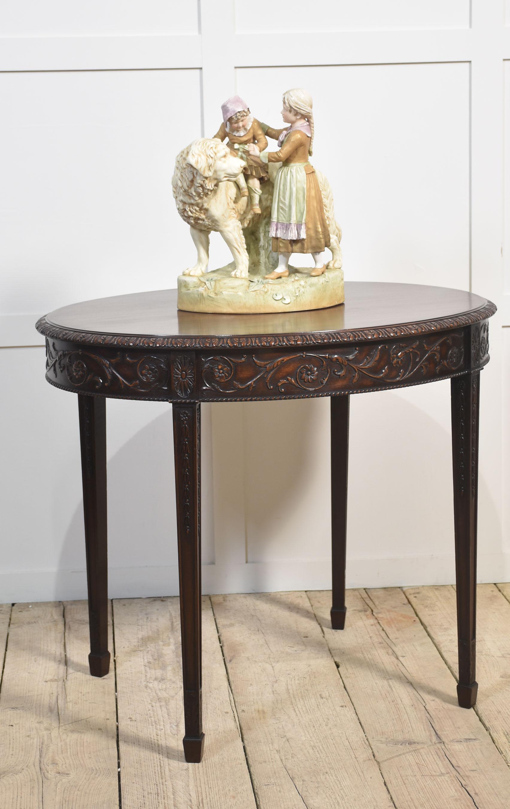 20ième siècle Table d'appoint en acajou sculpté en vente